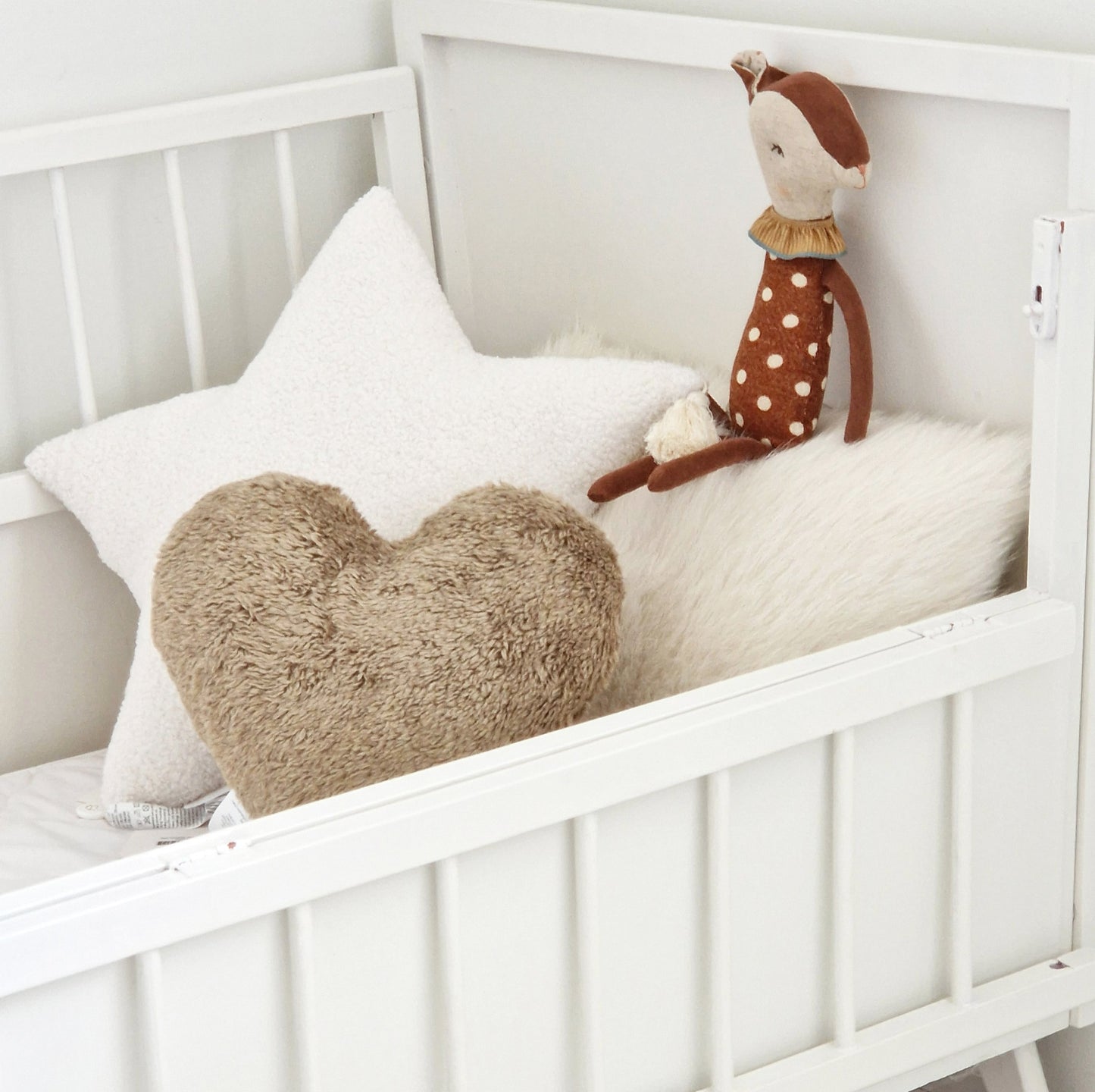 Cotton & Sweets Mini sheepskin hart cushion Chocolate