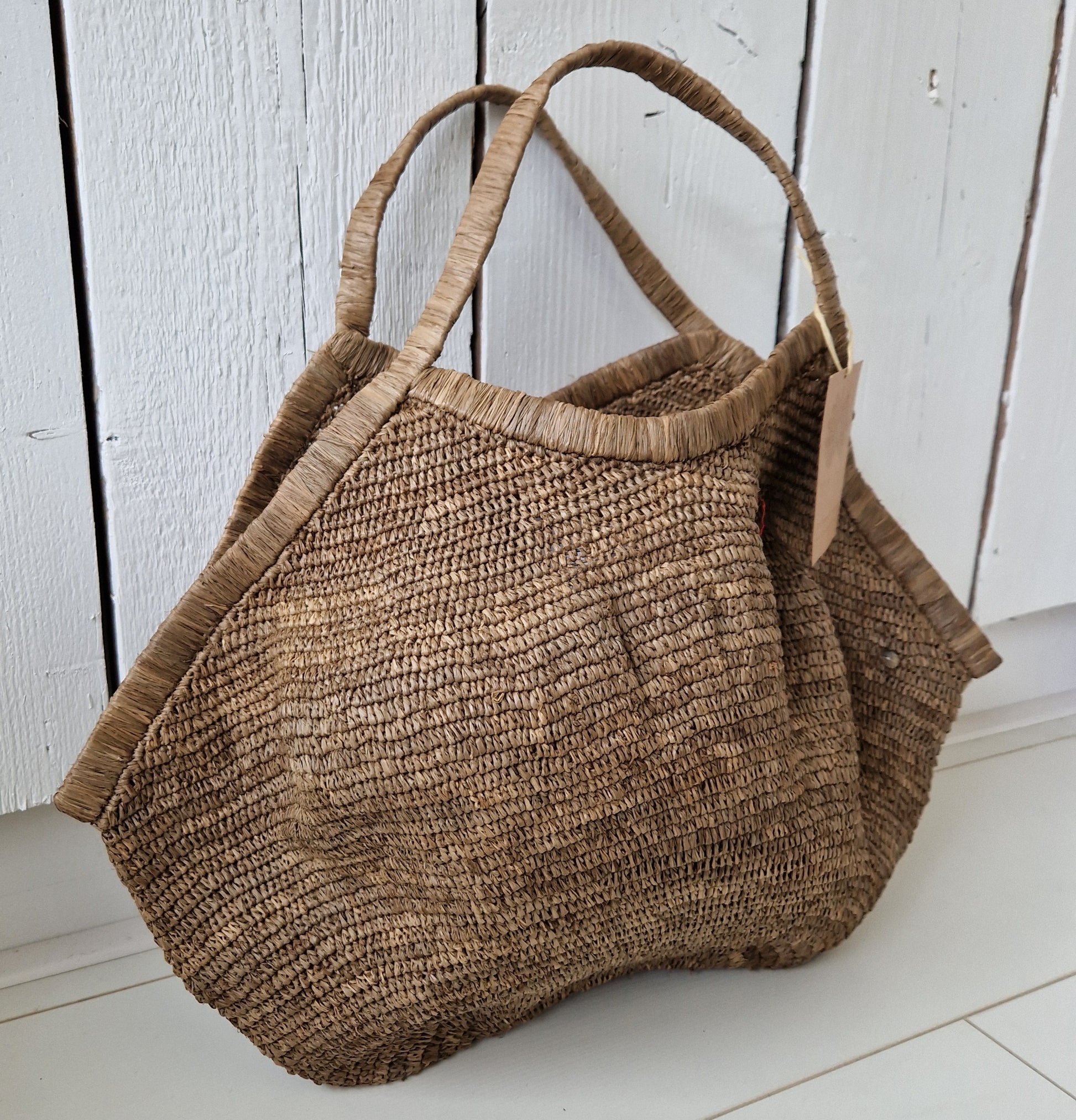 Aina Bag L Tea van Made in Mada, handgeweven raffia tas