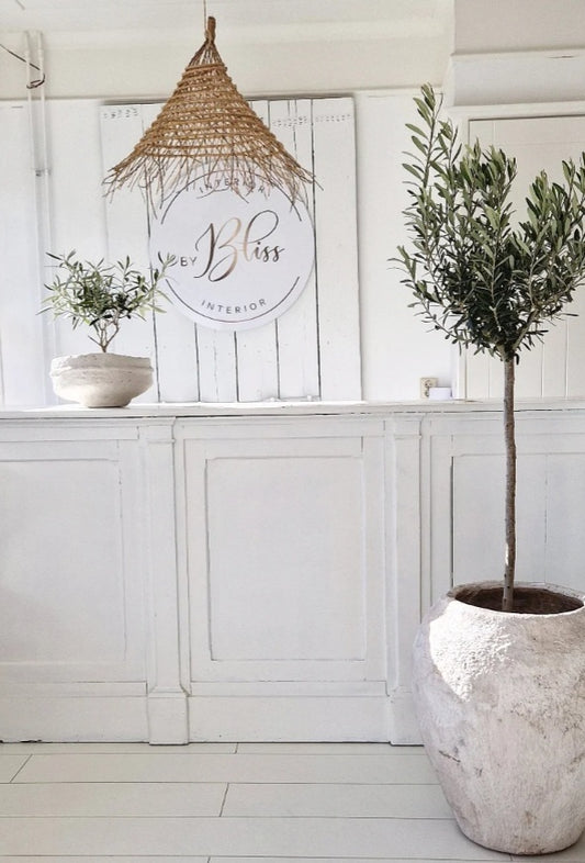 Unieke XL Off-White aardewerk pot met verweerde afwerking, in een wit interieur.