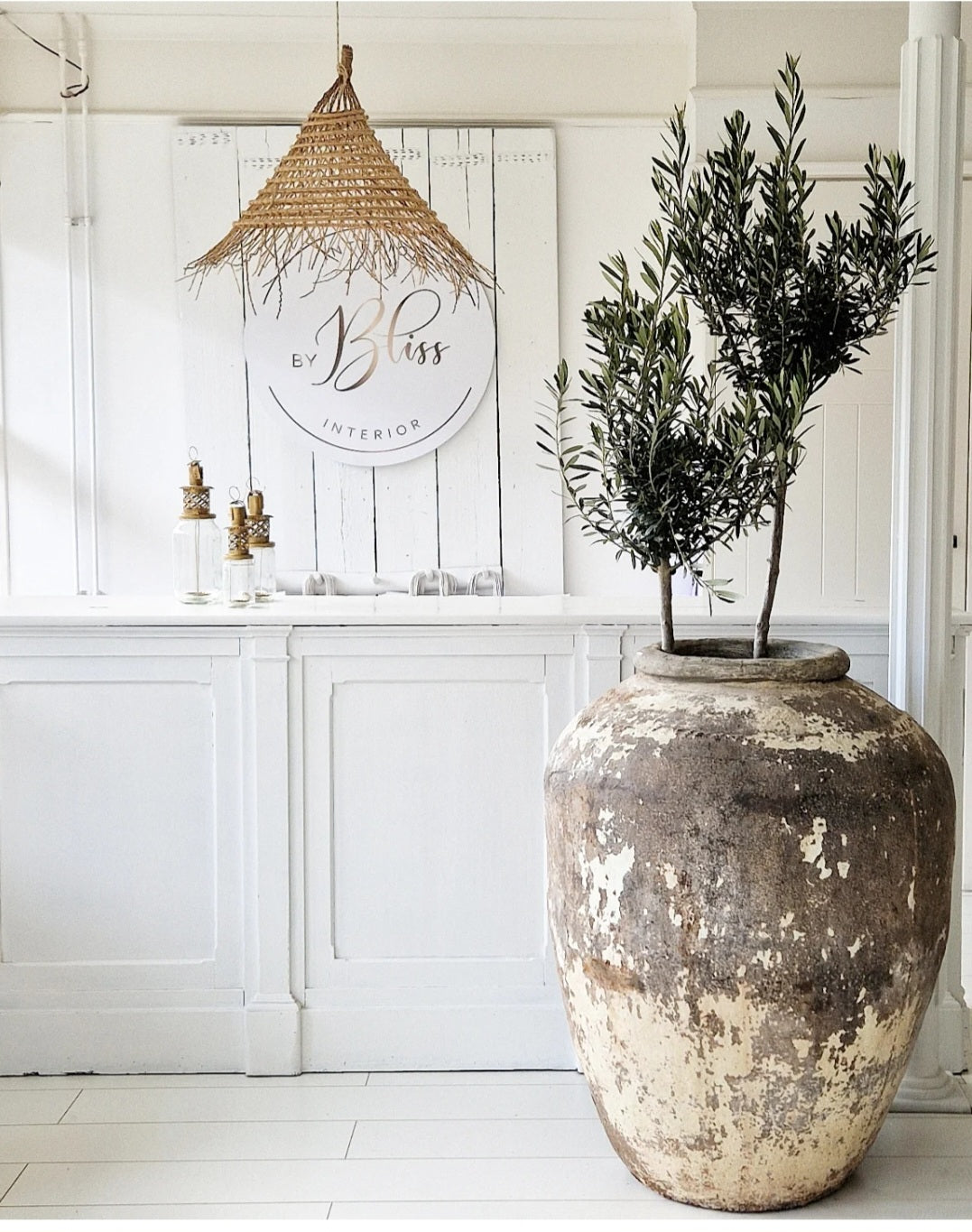 Authentieke en unieke XXXL aardewerk pot met verweerde afwerking, perfect voor Wabi-Sabi, bohemian en moderne woonstijlen