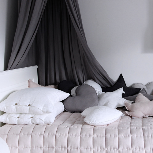 Cotton & Sweets linen heart cushion White