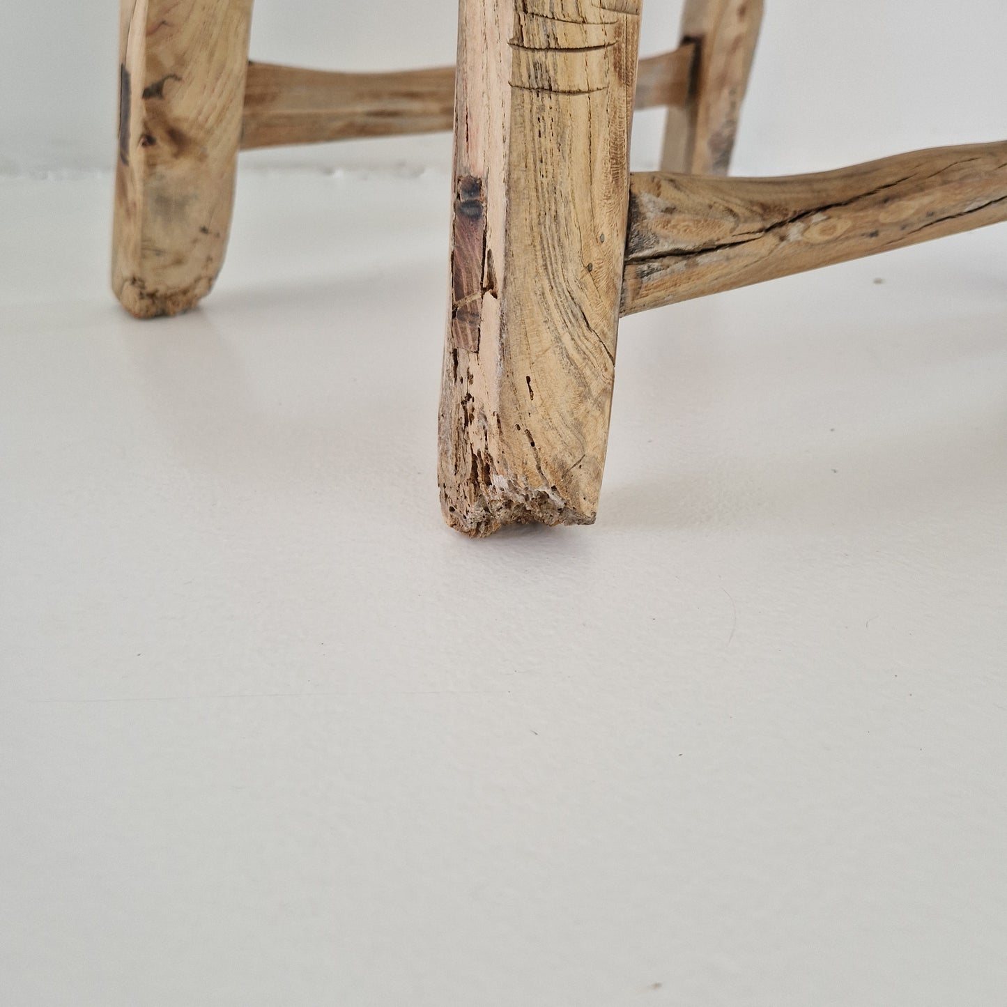 Detail foto van een poot van een unieke oude houten Chinese kruk