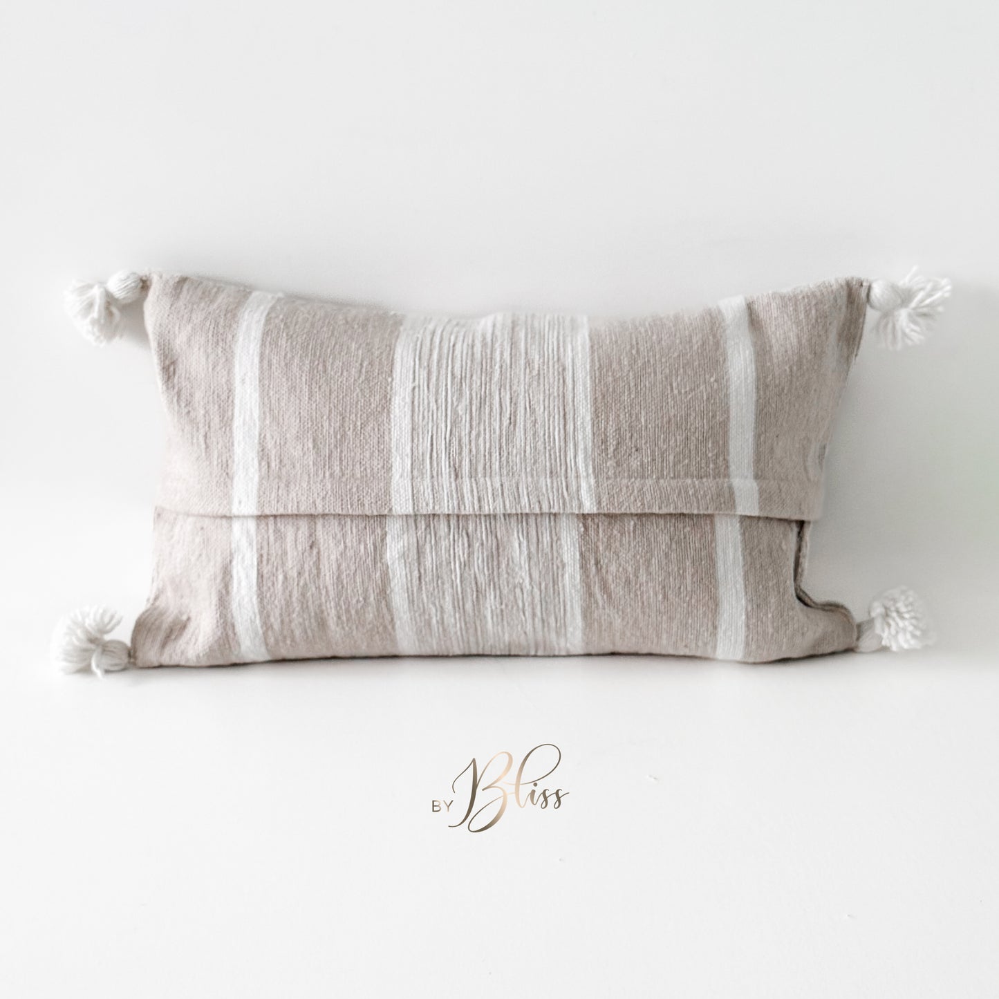 Achterkant van Marokkaans pompom kussen in beige met off-white strepen en pompoms