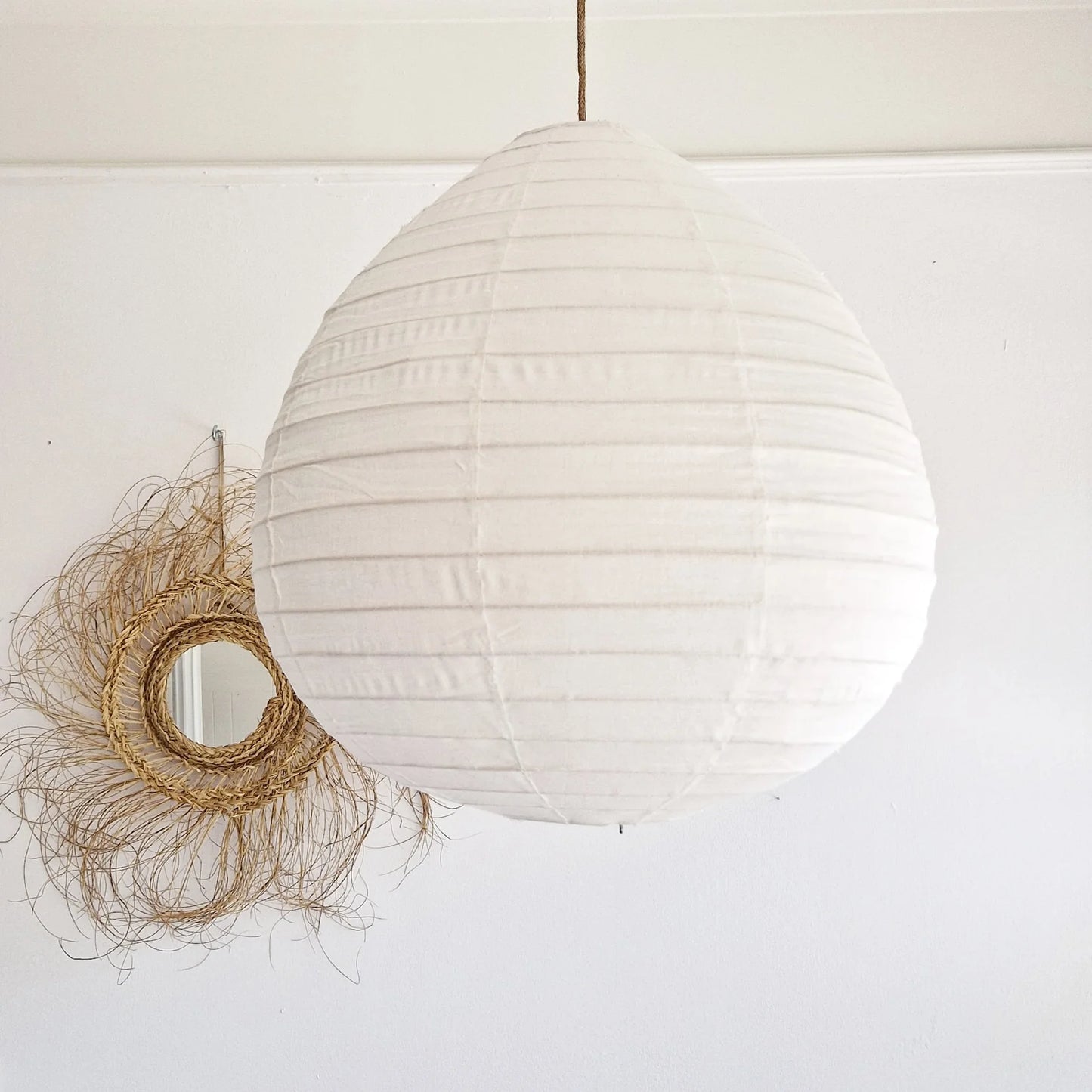 Witte linnen lampion hanglamp in de maat Large en zeegras spiegel Rock the Kasbah