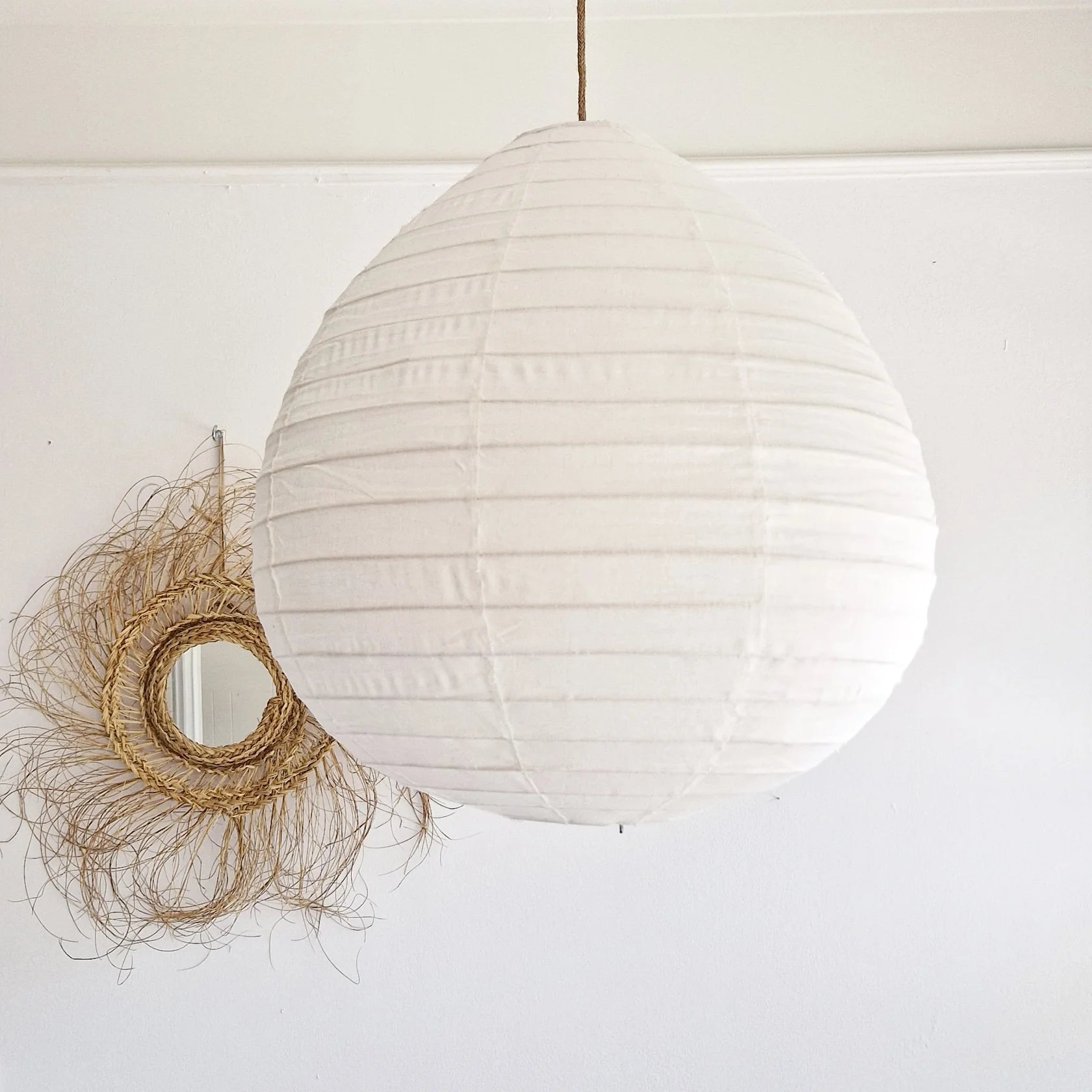 Witte linnen lampion hanglamp in de maat Large en zeegras spiegel Rock the Kasbah