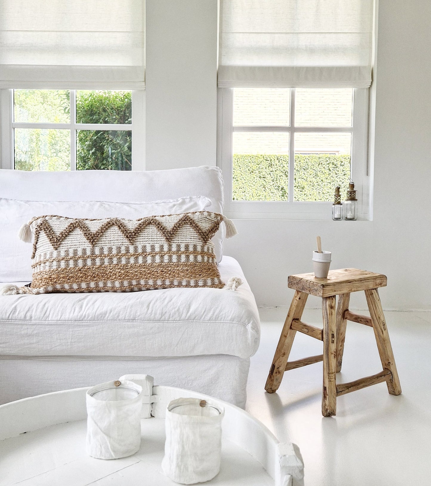 Unieke Oude houten Chinese kruk in een wit interieur