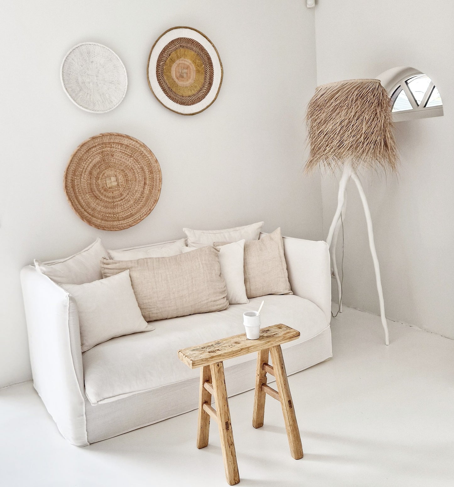 Unieke ouden houten Chinese lange smalle kruk in een wit bohemian interieur