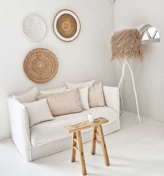 Unieke ouden houten Chinese lange smalle kruk in een wit bohemian interieur