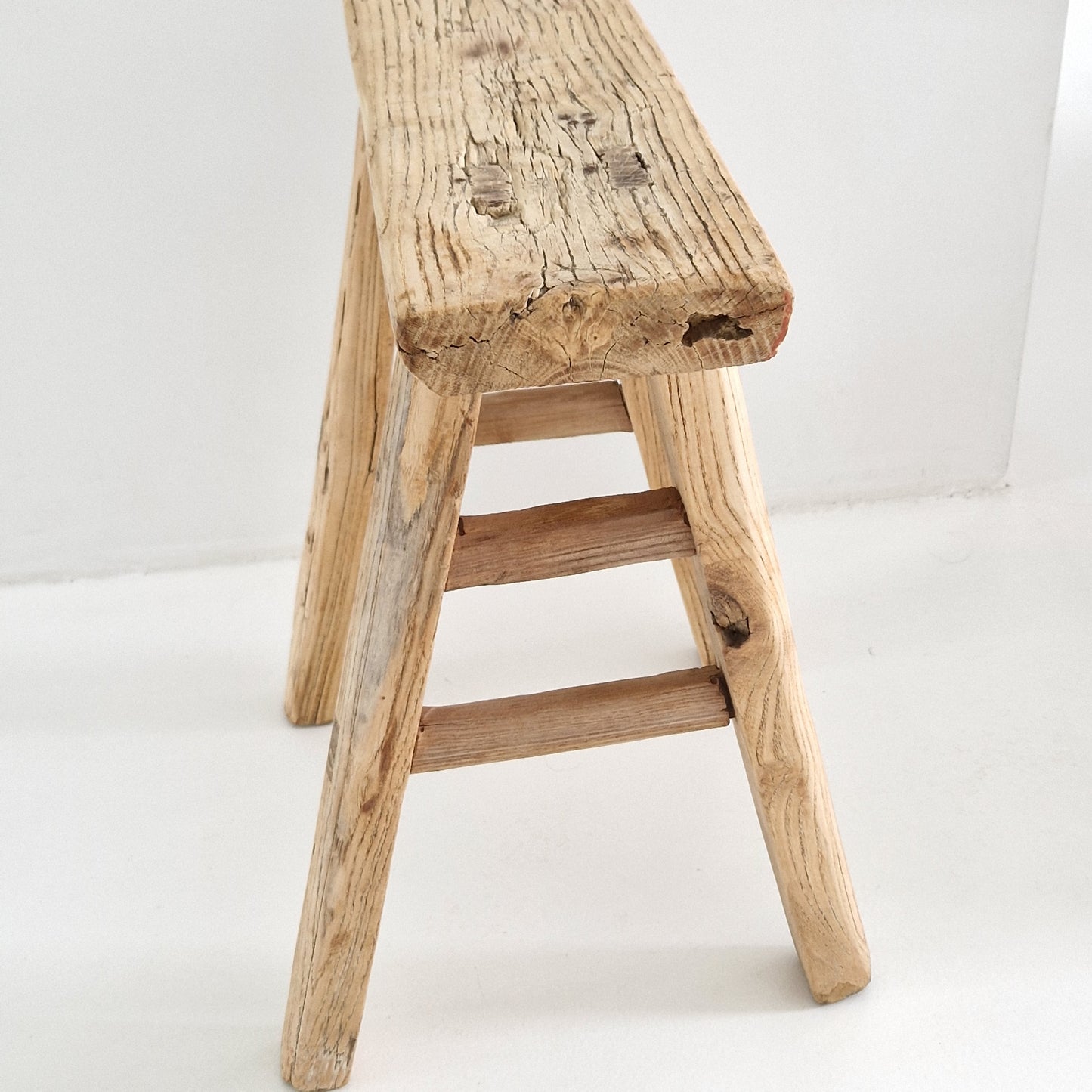 Detail foto van een Unieke oude houten Chinese smalle lange kruk