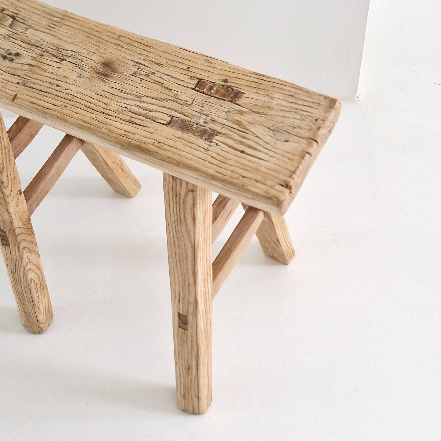 Detail foto van een Unieke oude houten Chinese smalle lange kruk