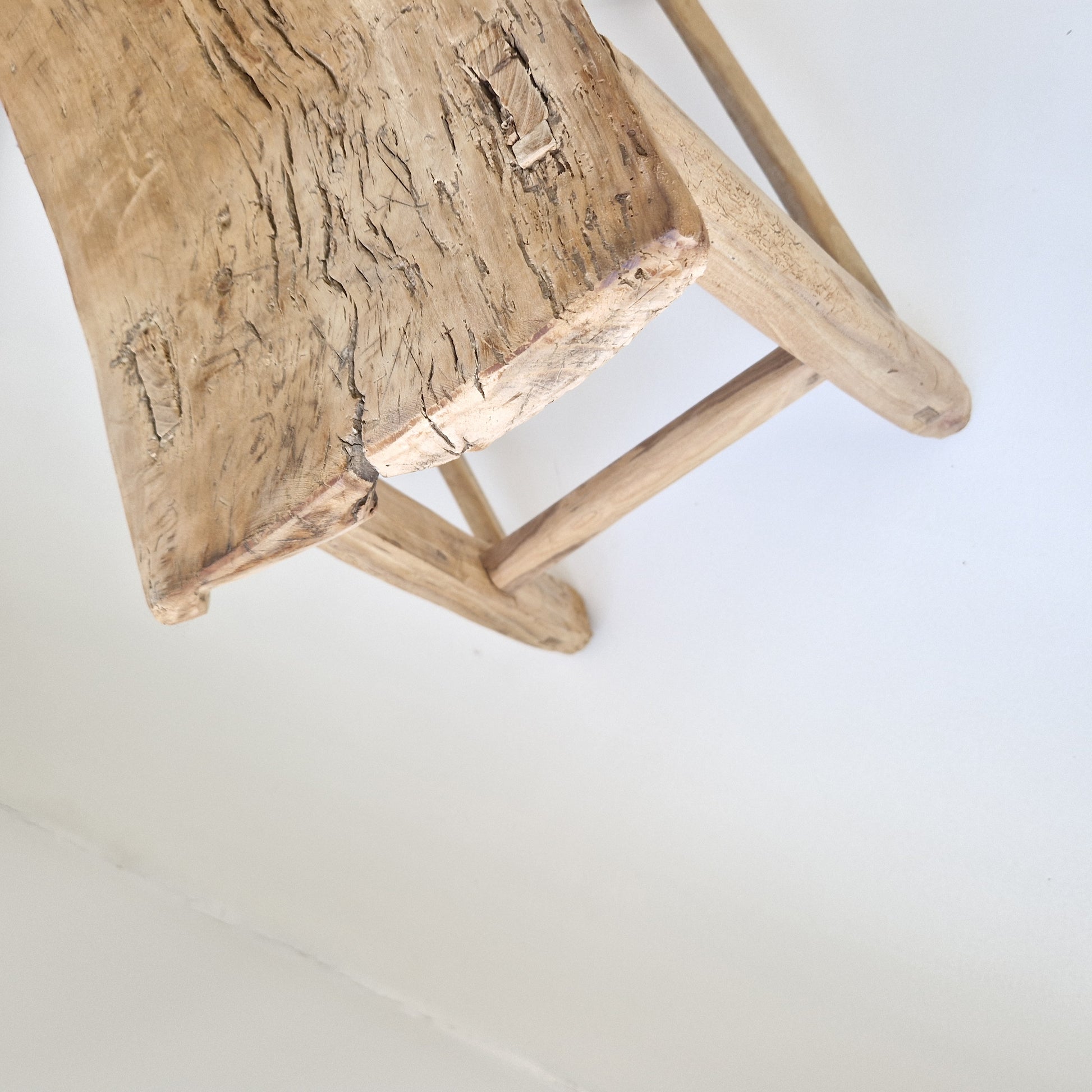 Detail foto van een unieke oude houten Chinese zadelkruk