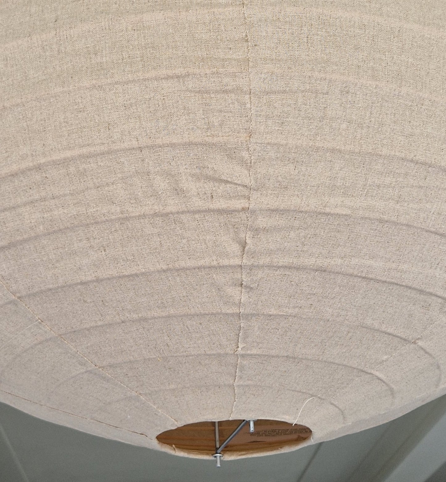 detail foto van de linnen stof van de lampion lamp Ufo sand met frame