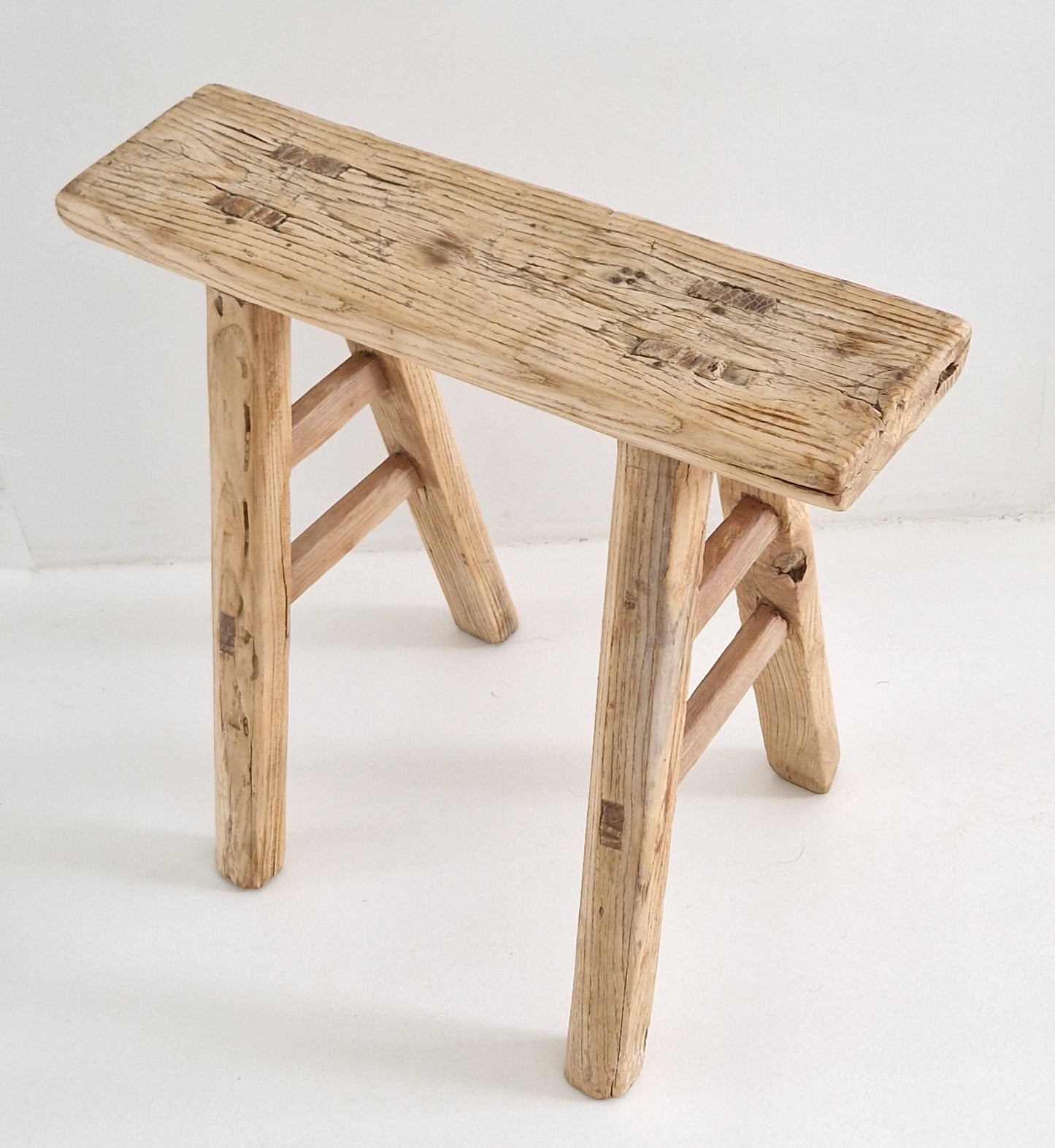 Unieke oude houten Chinese smalle lange kruk