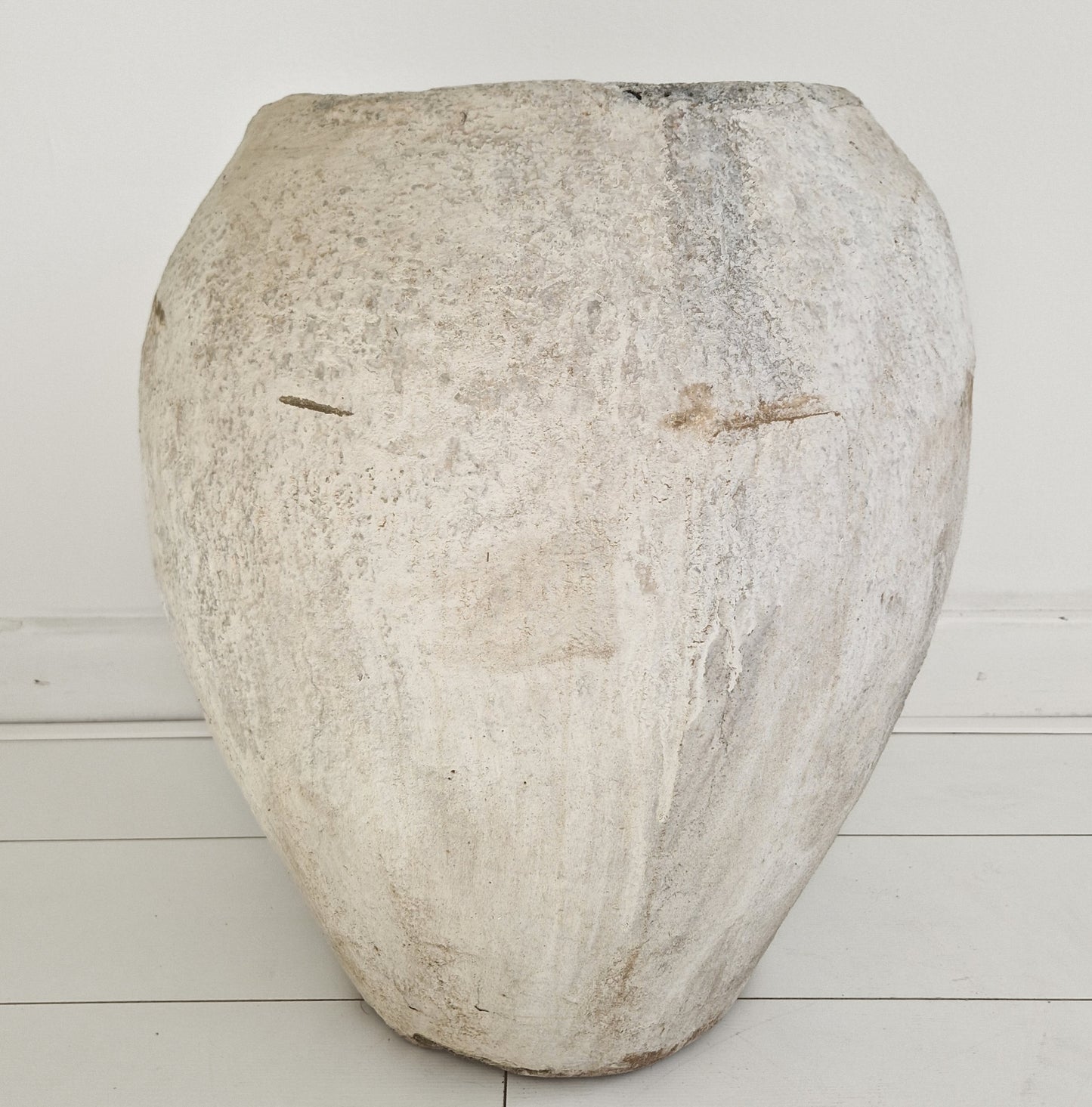 XL authentieke aardewerk pot uit India met een natuurlijke, doorleefde off-white textuur
