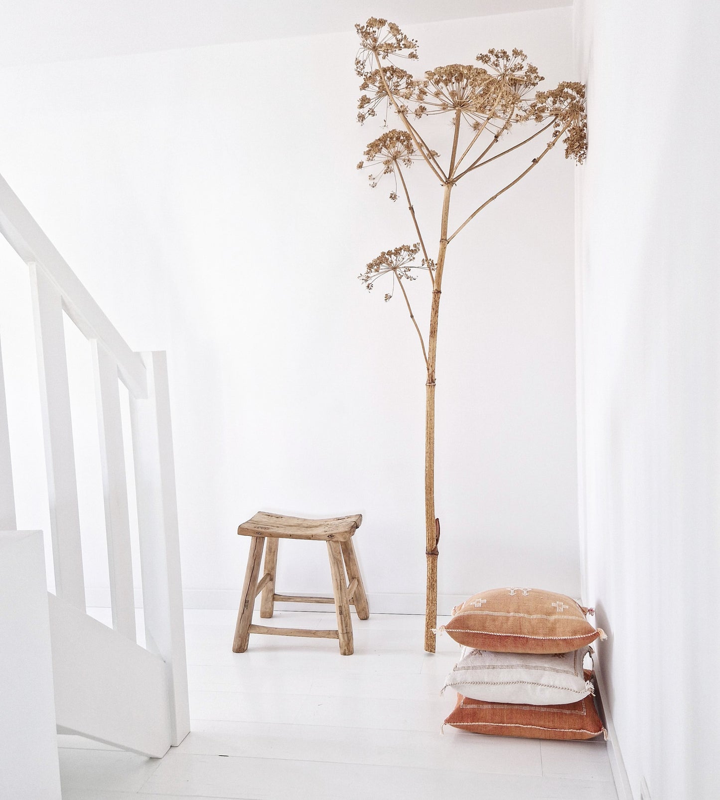 Unieke oude houten Chinese zadelkruk in wit interieur met Sabra Silk kussens