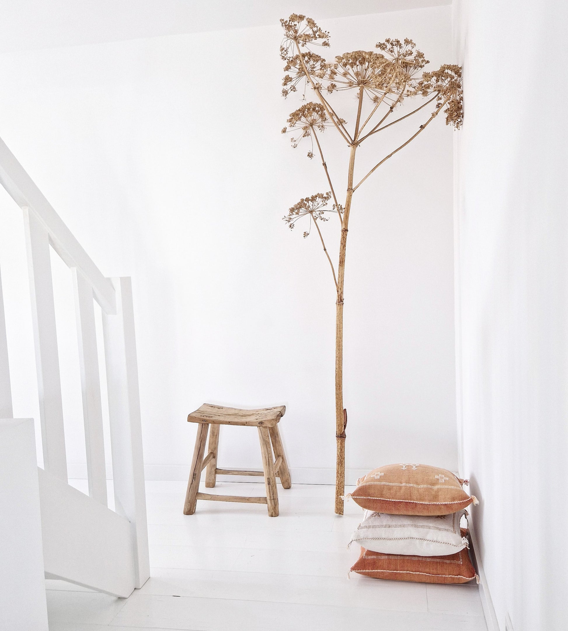 Unieke oude houten Chinese zadelkruk in wit interieur met Sabra Silk kussens