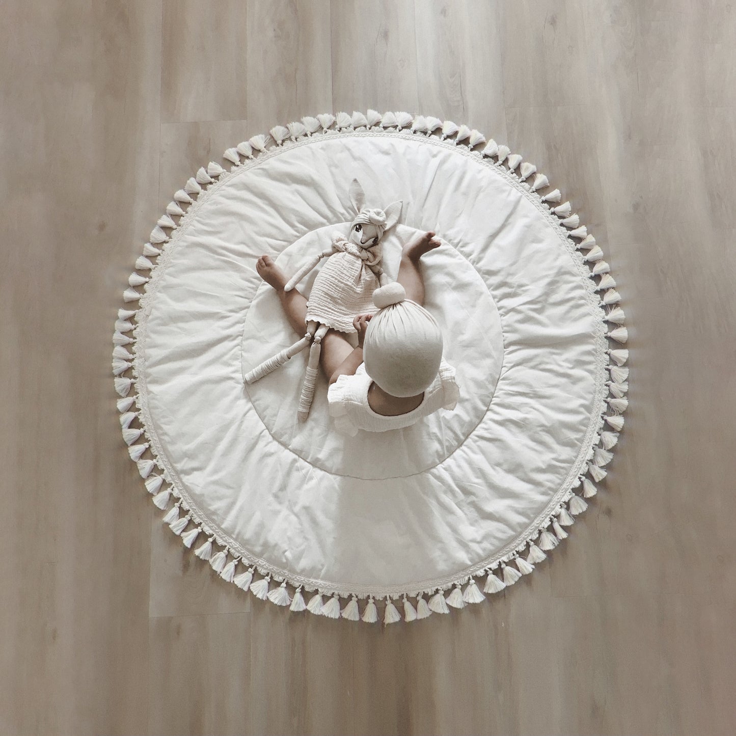 Boho quilted round floor mat with tassels