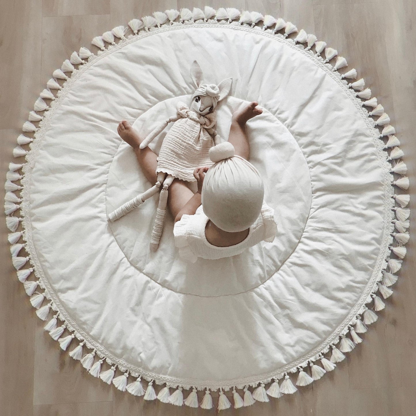 Boho quilted round floor mat with tassels