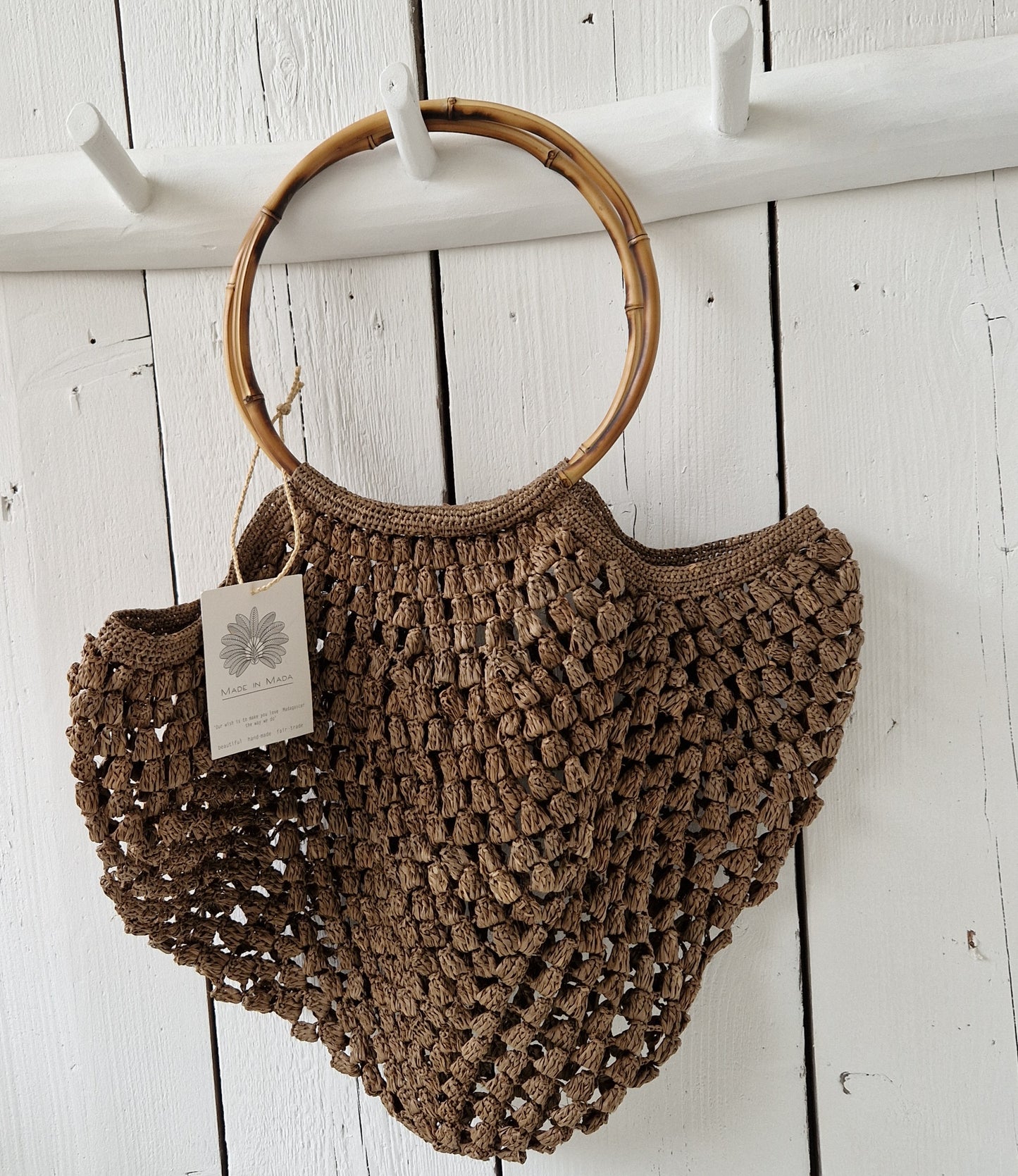 Izia M Bag Tea van Made in Mada handgeweven raffia tas met ronde bamboe handvaten