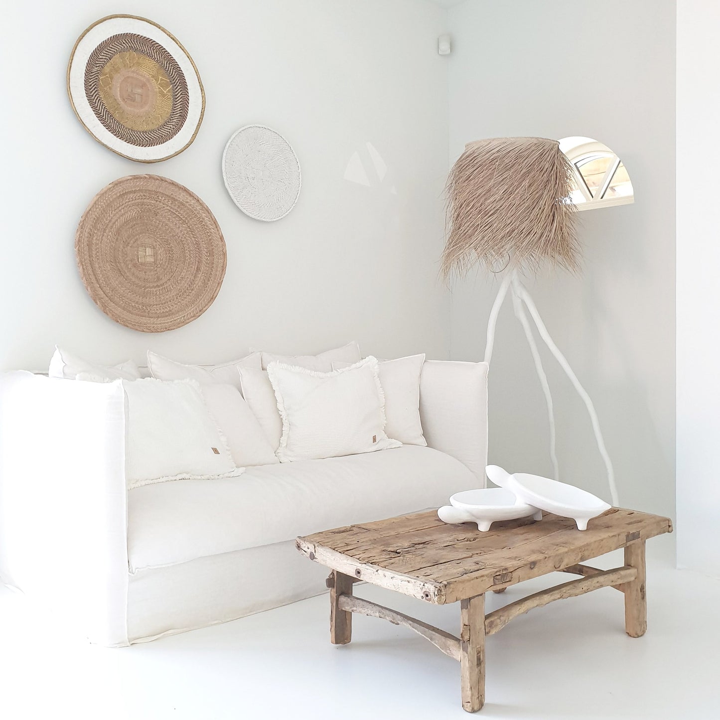 Witte keramieken schilpad schalen van Rock the Kasbah op een houten tafel in een bohemian interieur