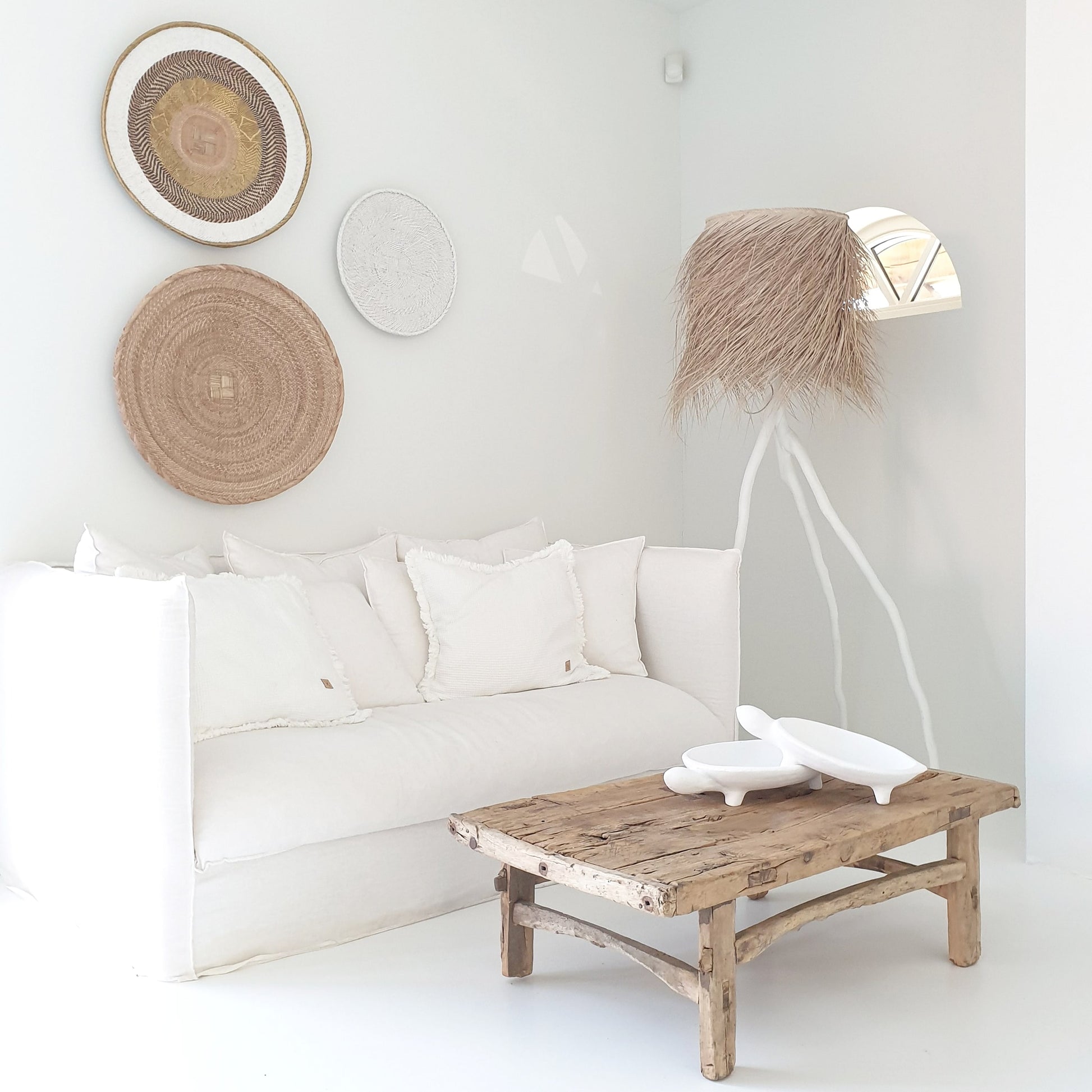 Witte keramieken schilpad schalen van Rock the Kasbah op een houten tafel in een bohemian interieur