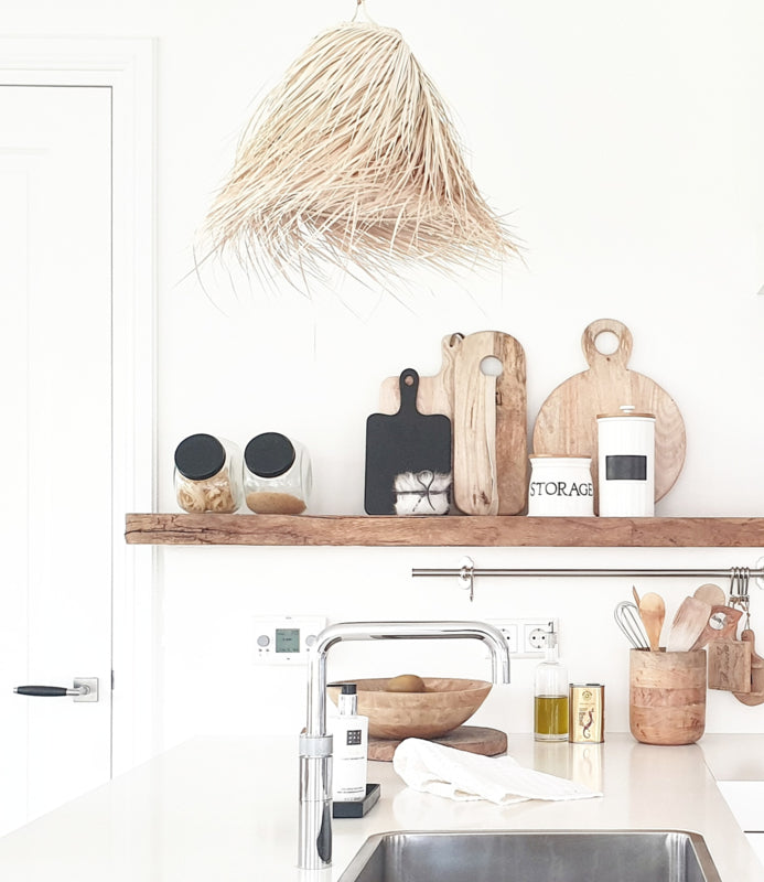 Palmleaf hanglamp Cloche Small van Rock the Kasbah in een keuken