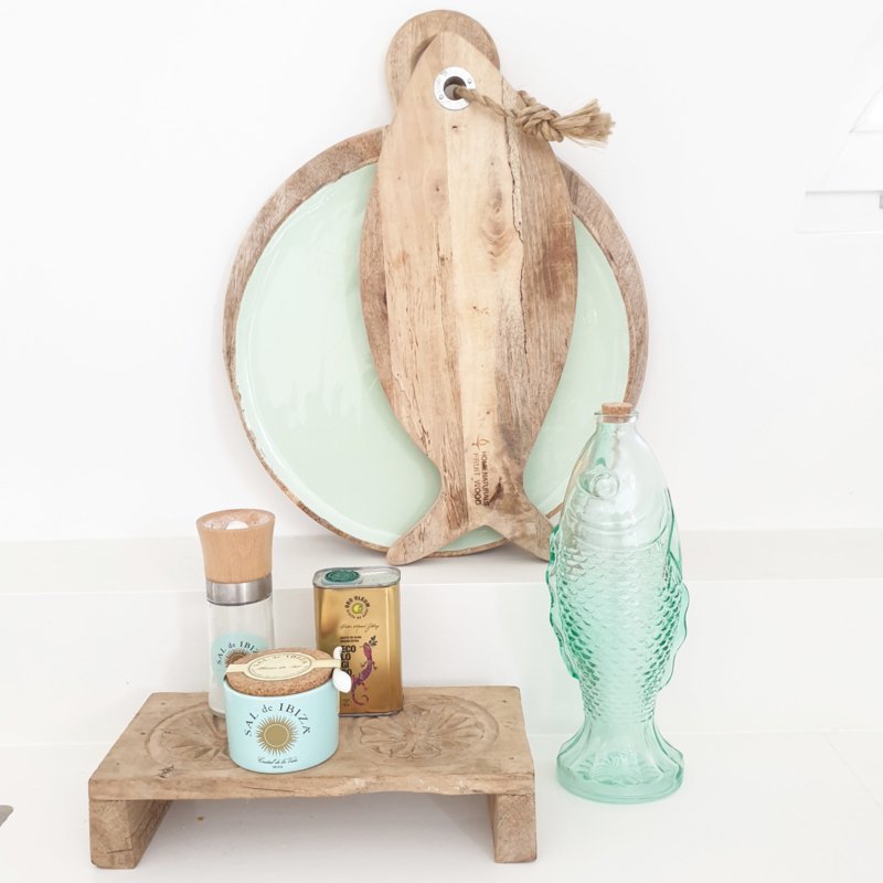Mooi bewerkt plateau gemaakt van oud hout gestyled in de keuken met kruiden en olie flesje