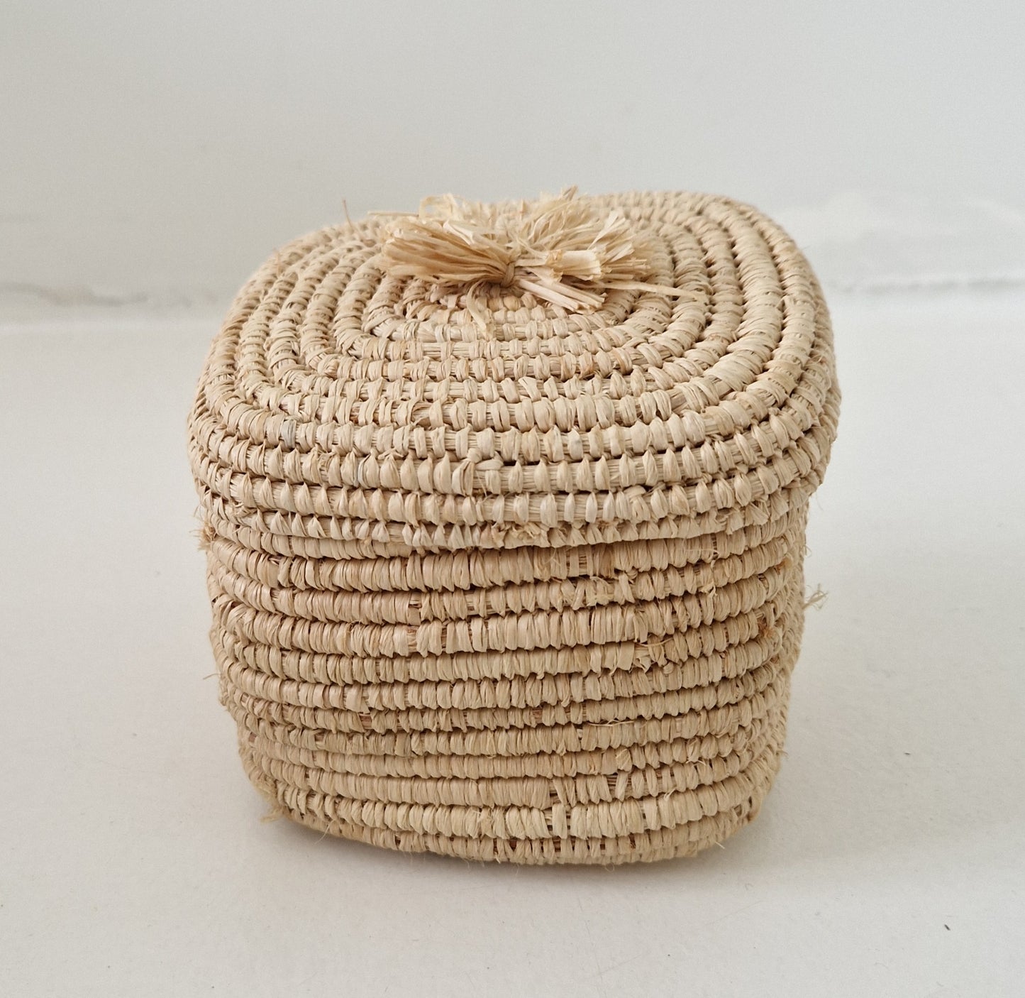 Raffia basket square with lid and tassel