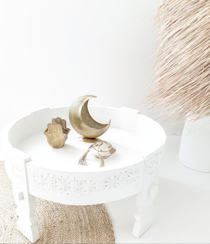 Witte chakki tafel met waxinelicht houders handje en maantje met filligrain patroon en palmleaf lamp N1 van Rock the Kasbah