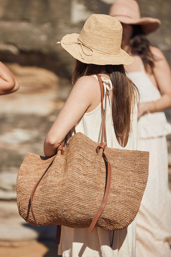 Gemma XXL Bag Tea van Made in Mada als grote strandtas van handgeweven raffia met leren hengsels