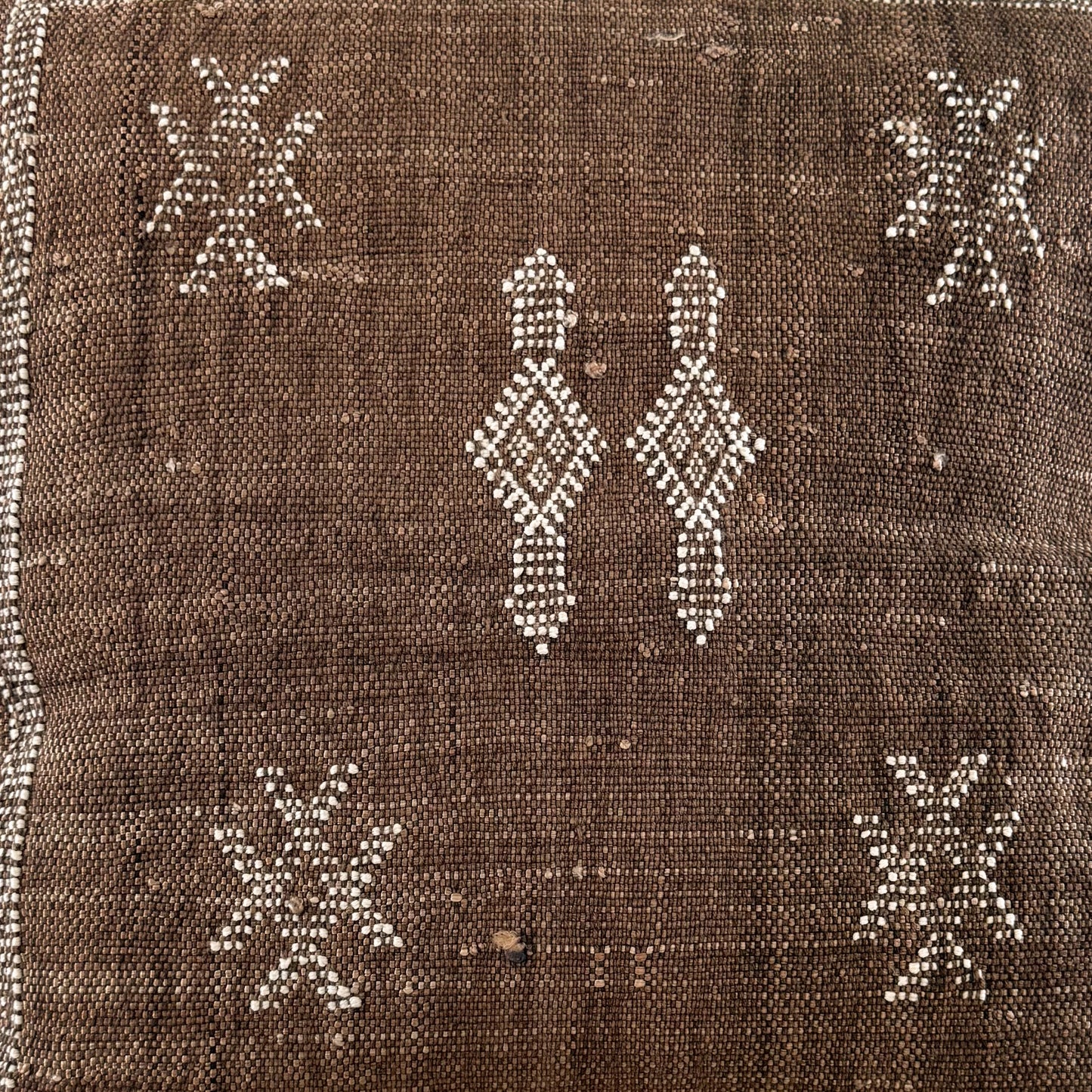 Detail foto patroon van Marokkaans sabra silk kussenhoes No.09 uit de Earth brown collectie