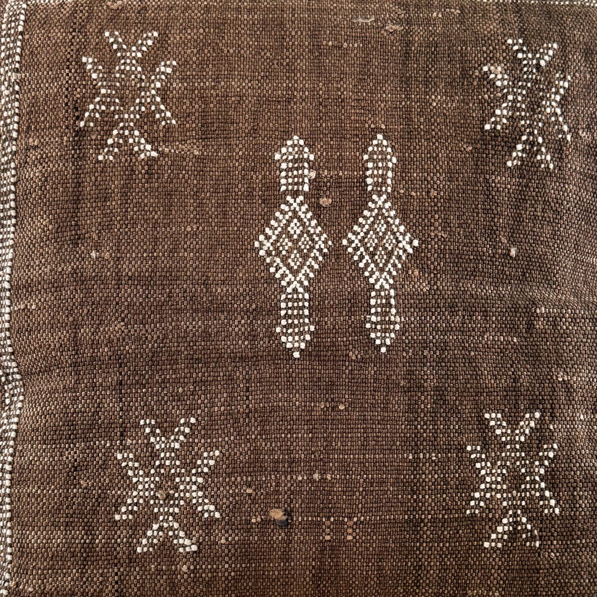 Detail foto patroon van Marokkaans sabra silk kussenhoes No.09 uit de Earth brown collectie