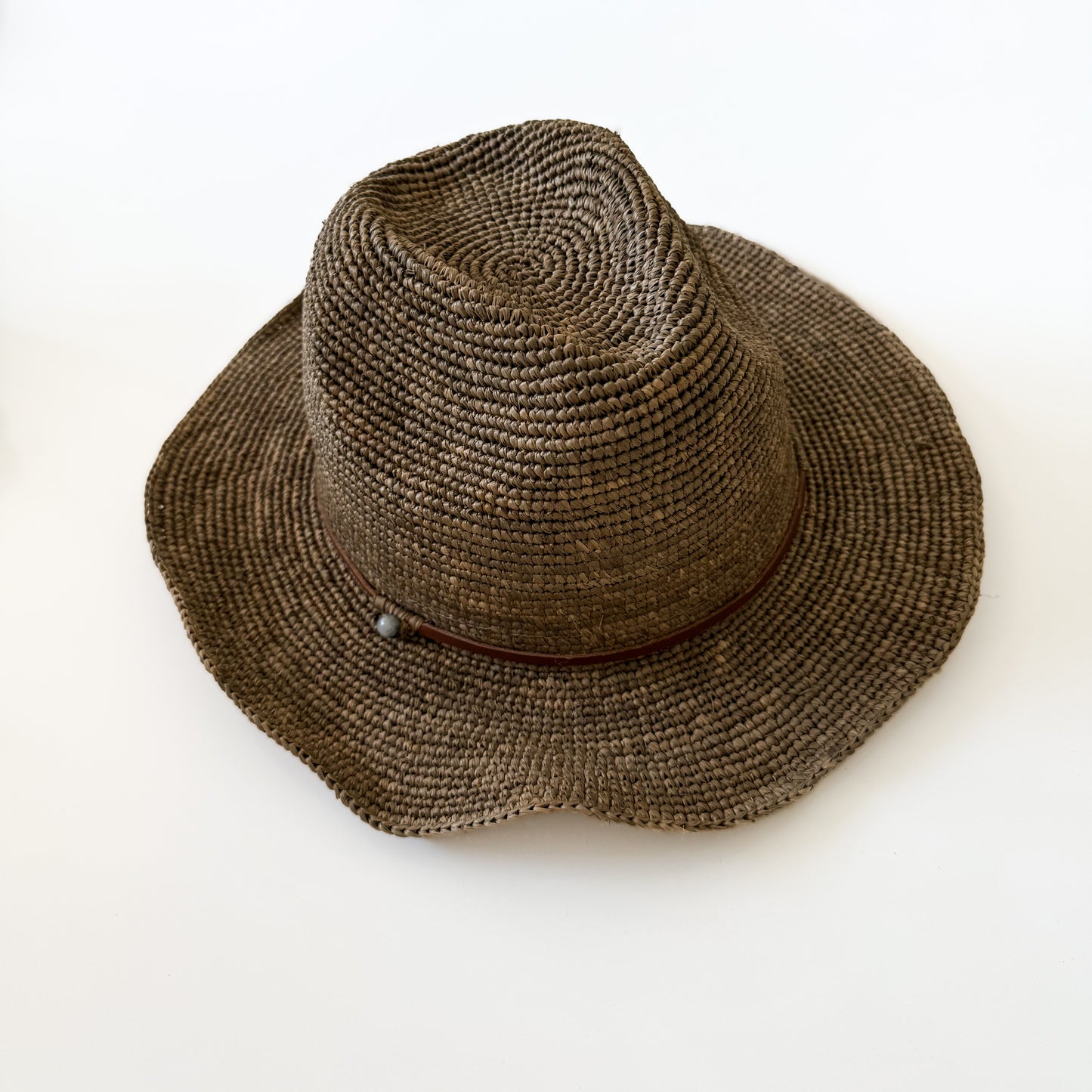 Raffia hoed Elya tan leather in tea kleur van Made in Mada 