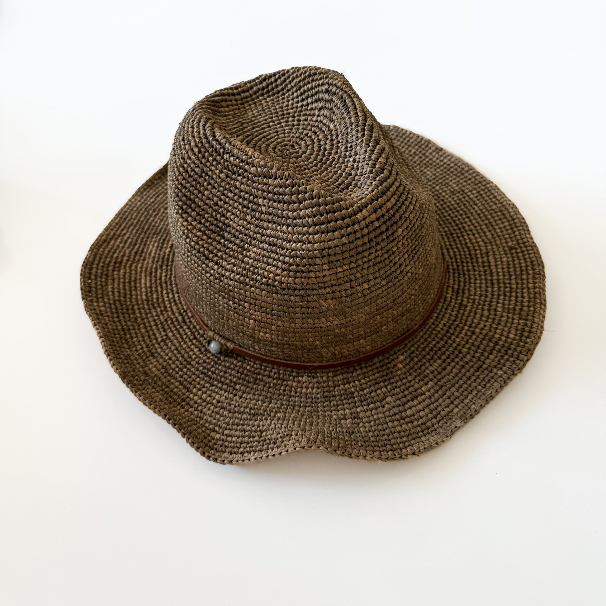 Raffia hoed Elya tan leather in tea kleur van Made in Mada 