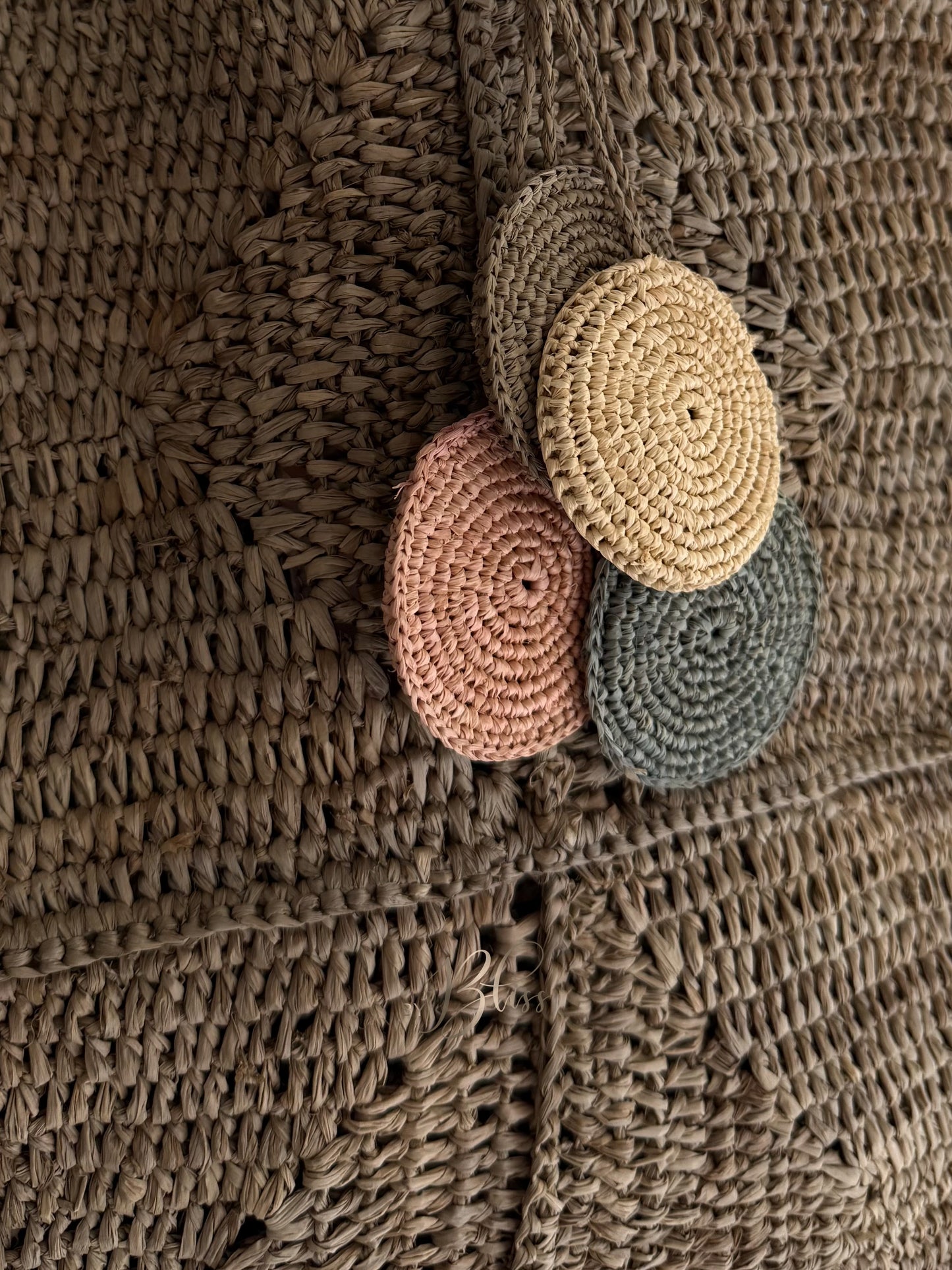 Detail foto van de pastelkleurige raffia hangers van de Gaby bag van Made in Mada