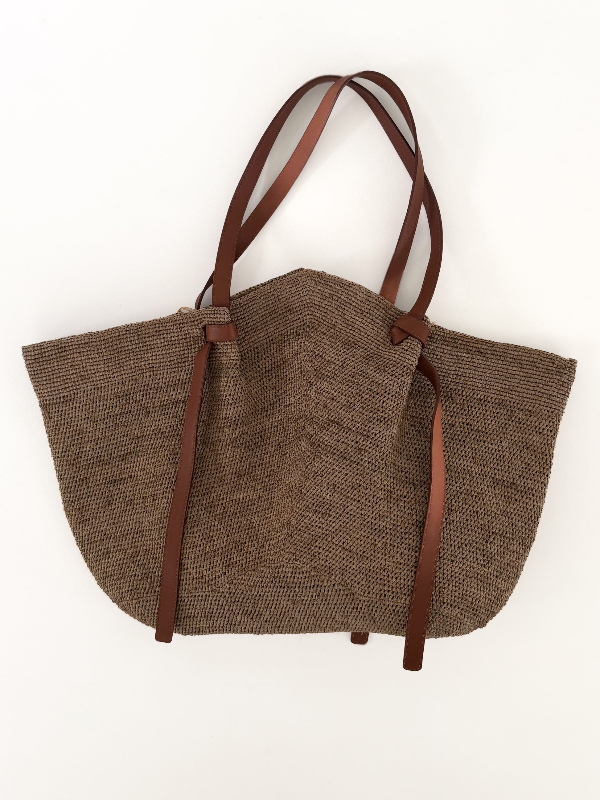 Gemma XXL Bag Tea van Made in Mada, grote handgeweven raffia tas met lange leren hengsels