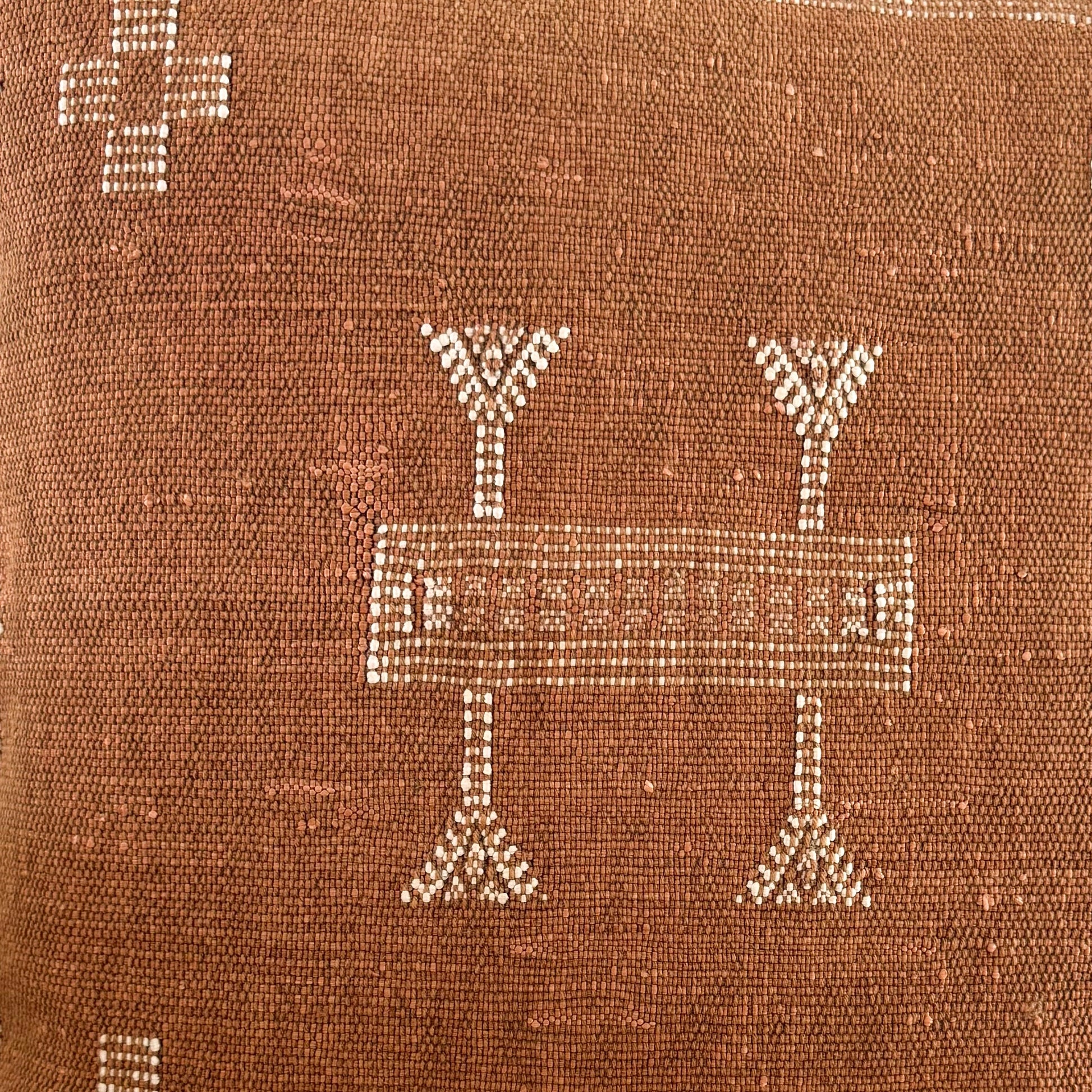 Detail foto patroon van Marokkaans sabra silk kussenhoes No.01 uit de Earth brown collectie