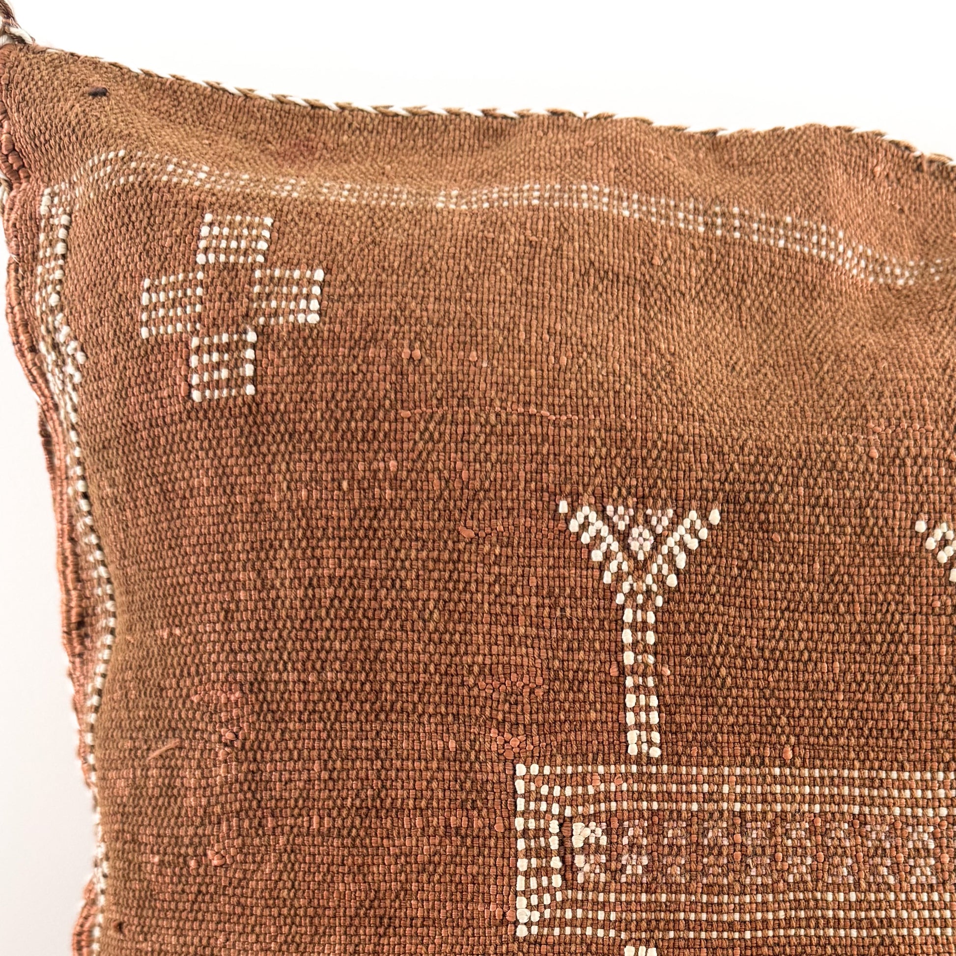 Detail foto patroon van Marokkaans sabra silk kussenhoes No.02 uit de Earth brown collectie