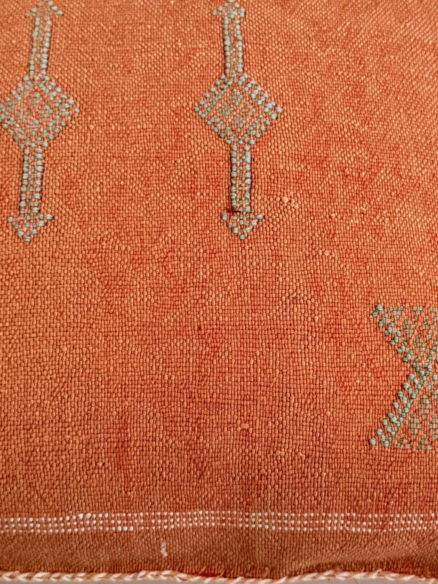 Detailfoto van de handgeweven Marokkaanse Sabra Silk kussenhoes Desert Collection No. 01