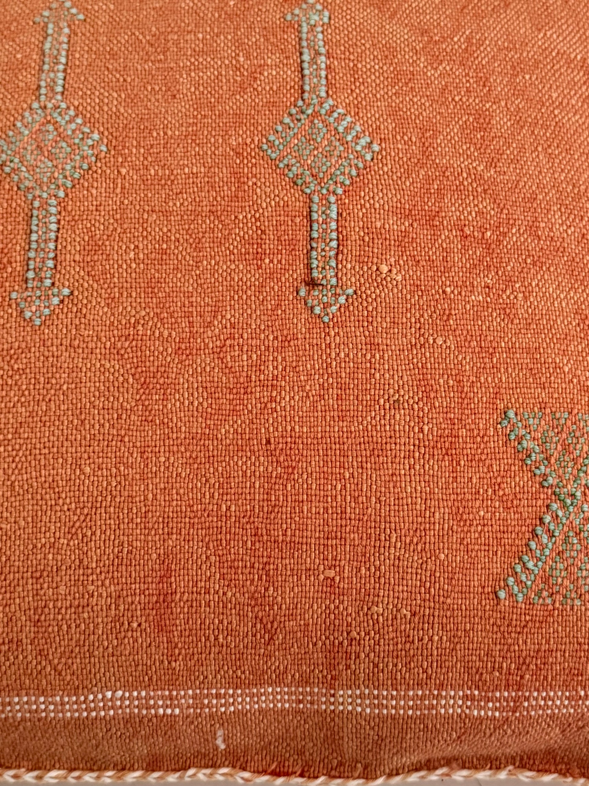 Detailfoto van de handgeweven Marokkaanse Sabra Silk kussenhoes Desert Collection No. 01