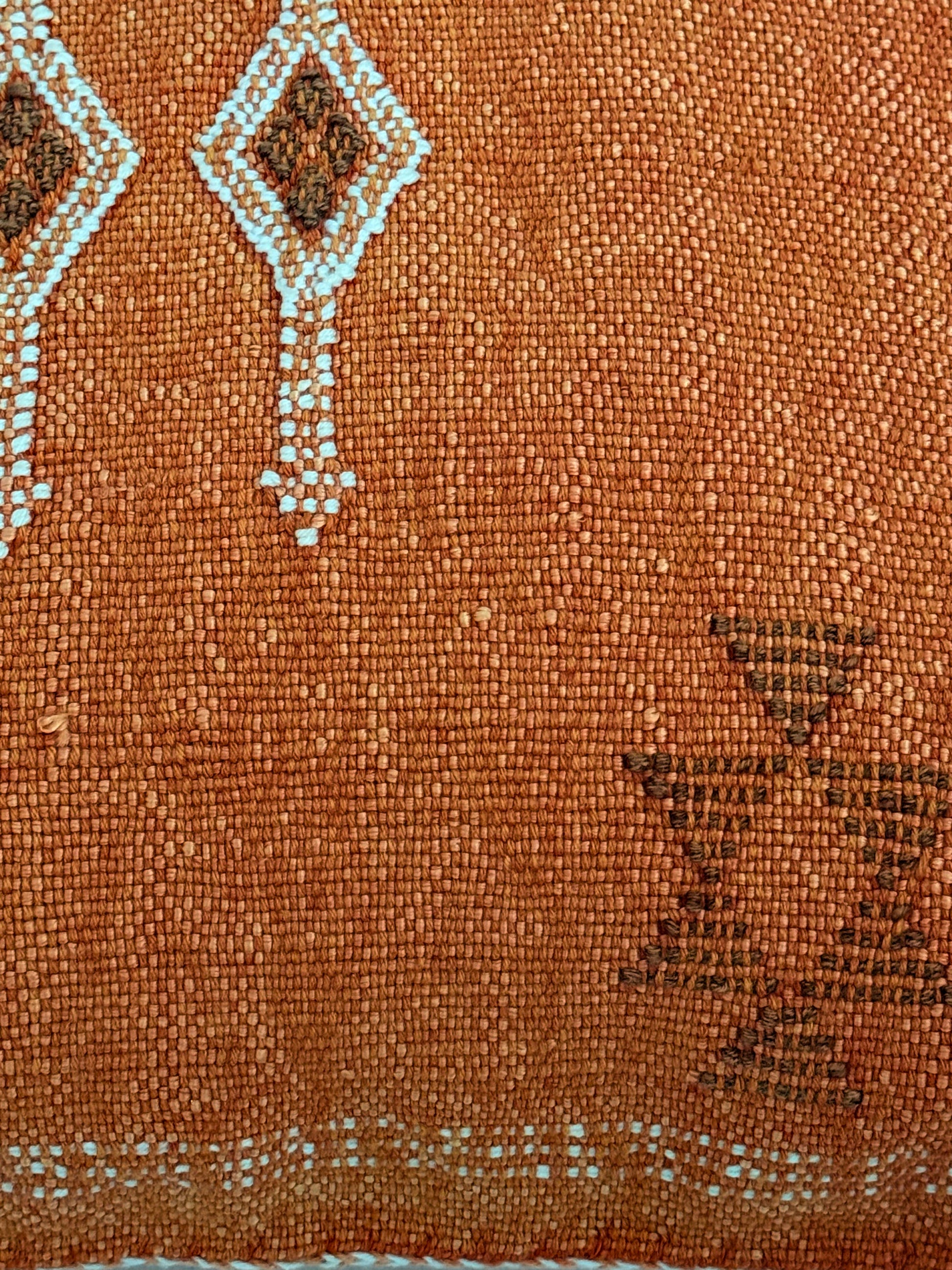 Detailfoto van het patroon van de Marokkaanse Sabra Silk kussenhoes Desert Collection No. 04 