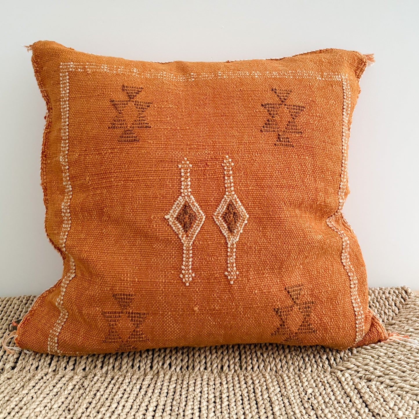 Marokkaanse Sabra Silk kussenhoes Desert Collection No. 04 met naturel en bruin borduurpatroon