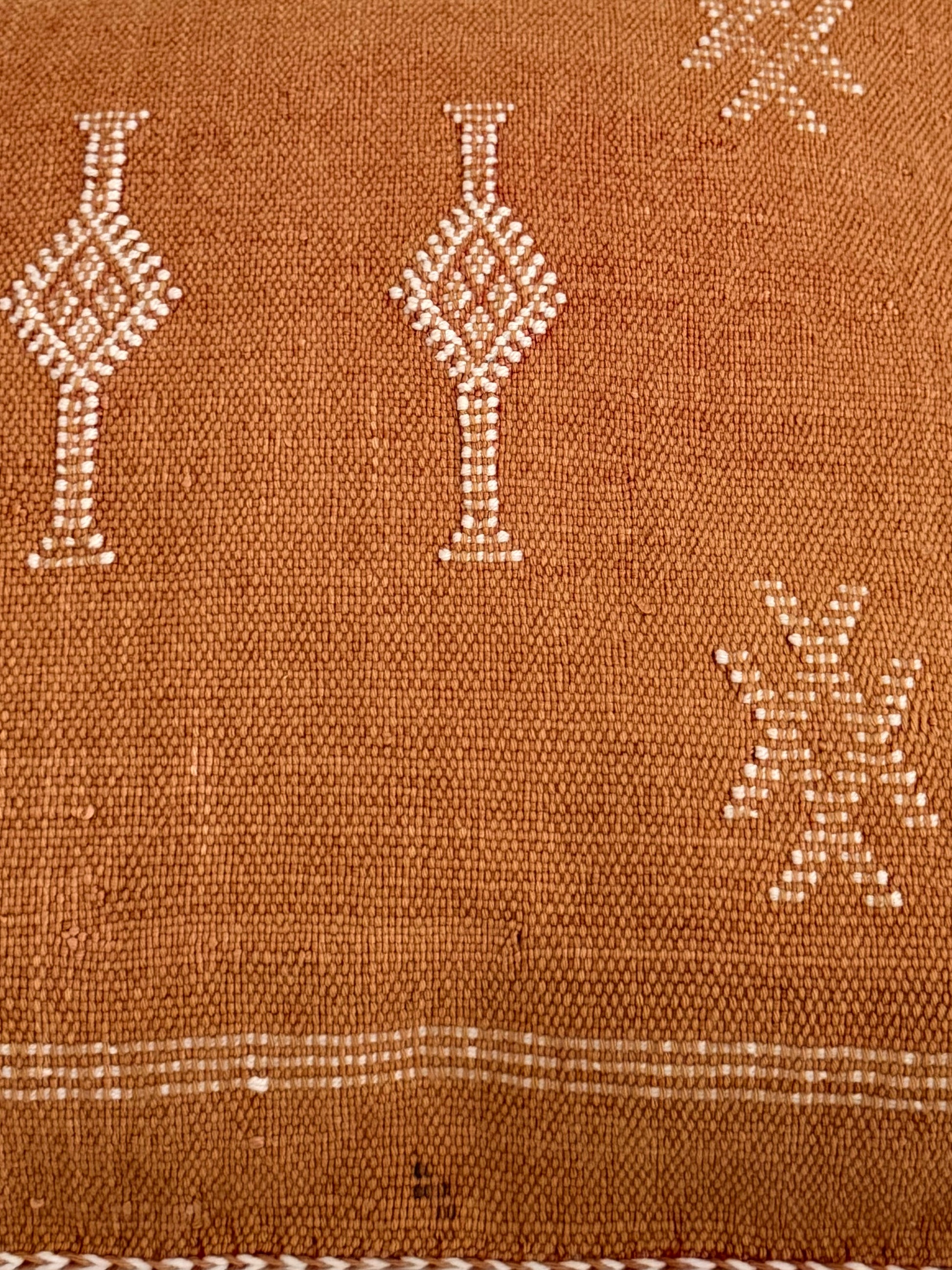 Detailfoto van het patroon van de Handgemaakte Sabra Silk kussenhoes Desert Collection No. 03