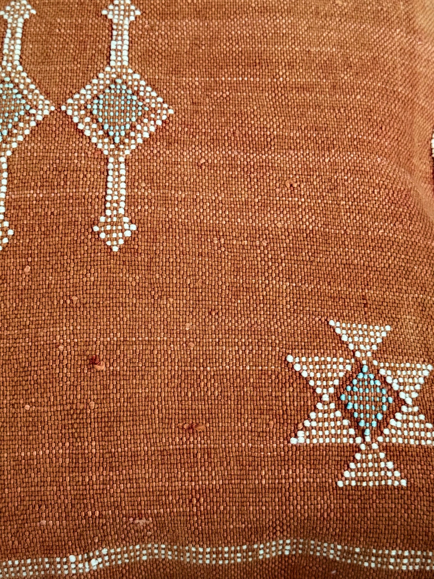 Detailfoto van het patroon van het unieke Sabra Silk kussenhoes Desert Collection No. 05 