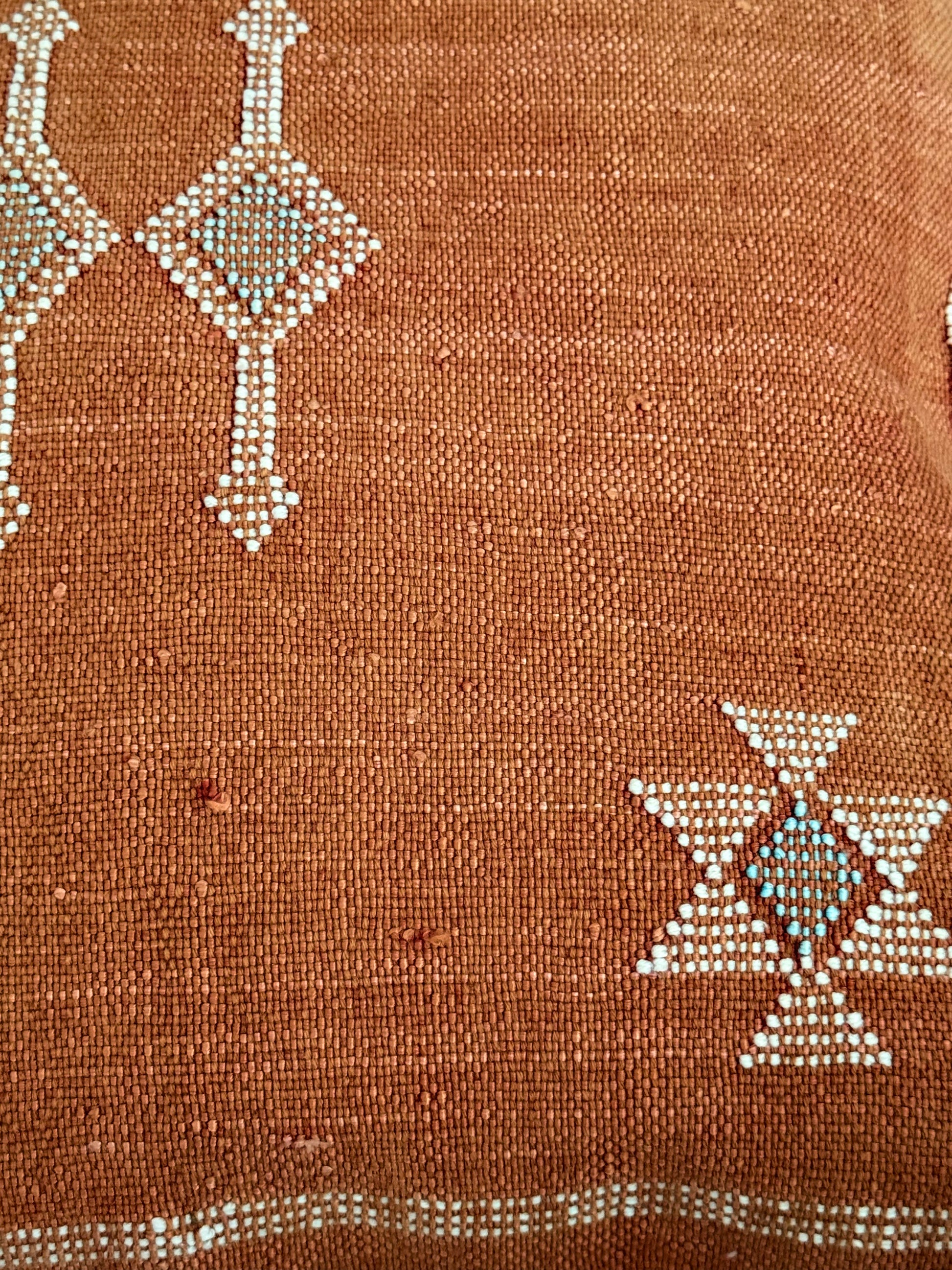 Detailfoto van het patroon van het unieke Sabra Silk kussenhoes Desert Collection No. 05 