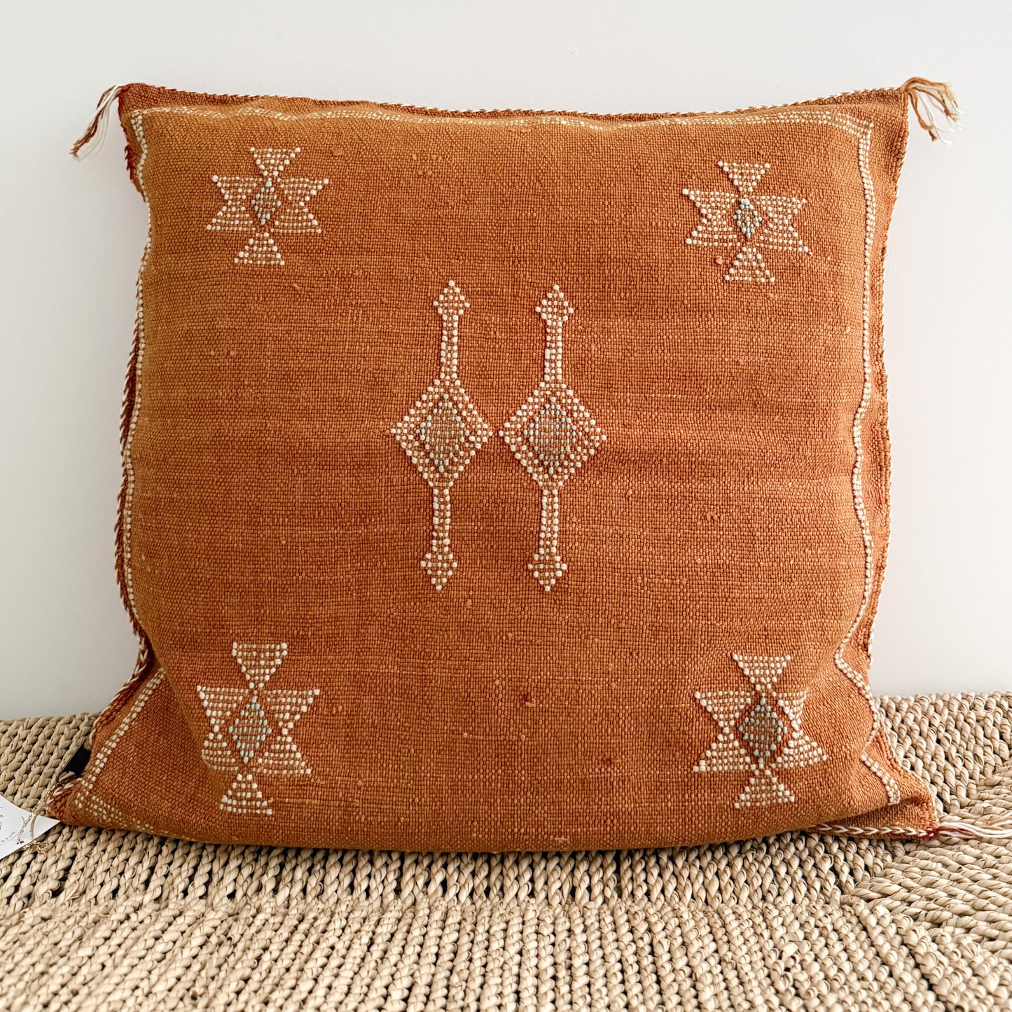 Unieke Sabra Silk kussenhoes Desert Collection No. 05 met handgeweven patroon in offwhite en hele zachte aqua kleur.