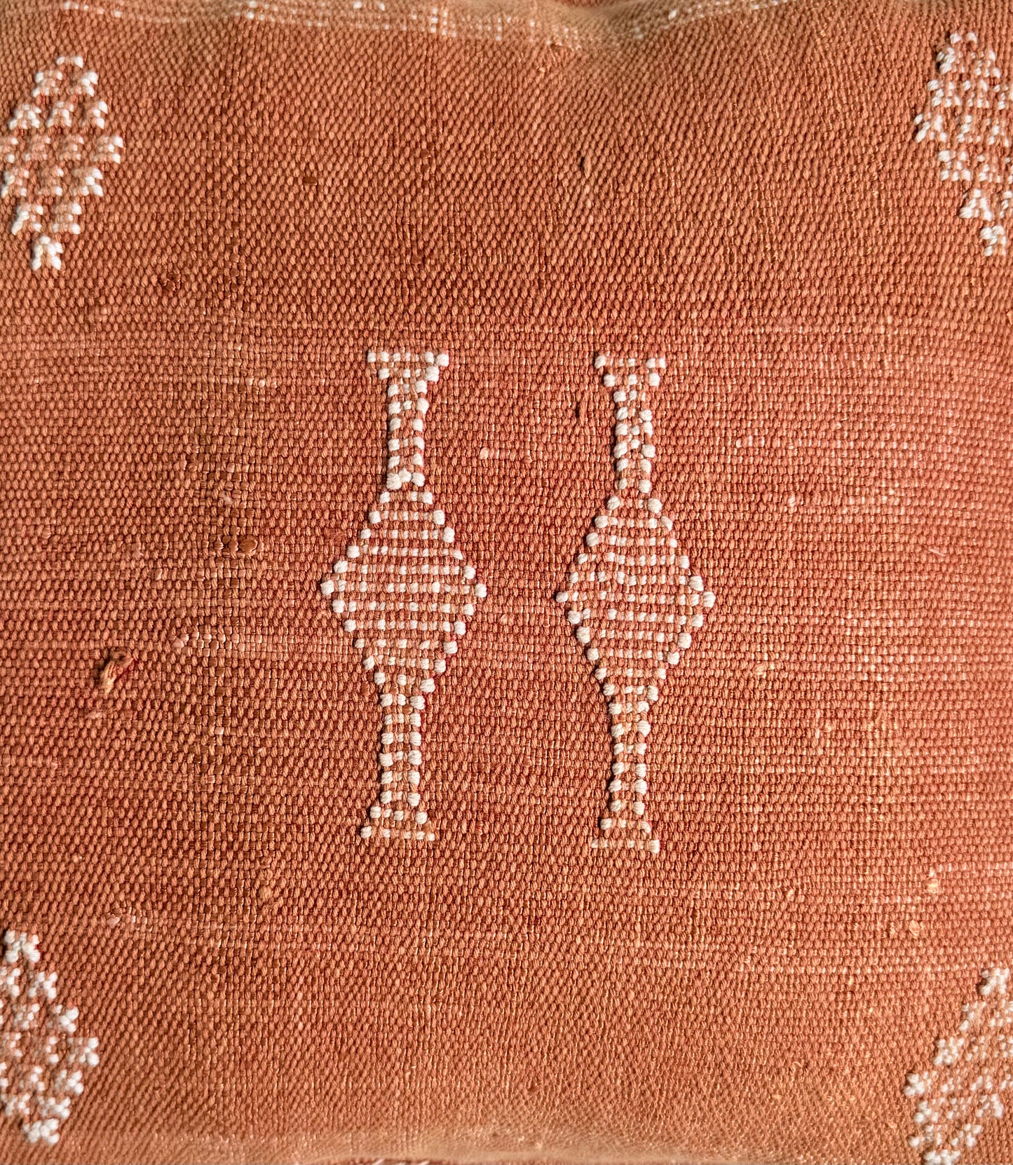 Detailfoto van het patroon van het Marokkaanse Sabra Silk kussenhoes Desert Collection No. 06