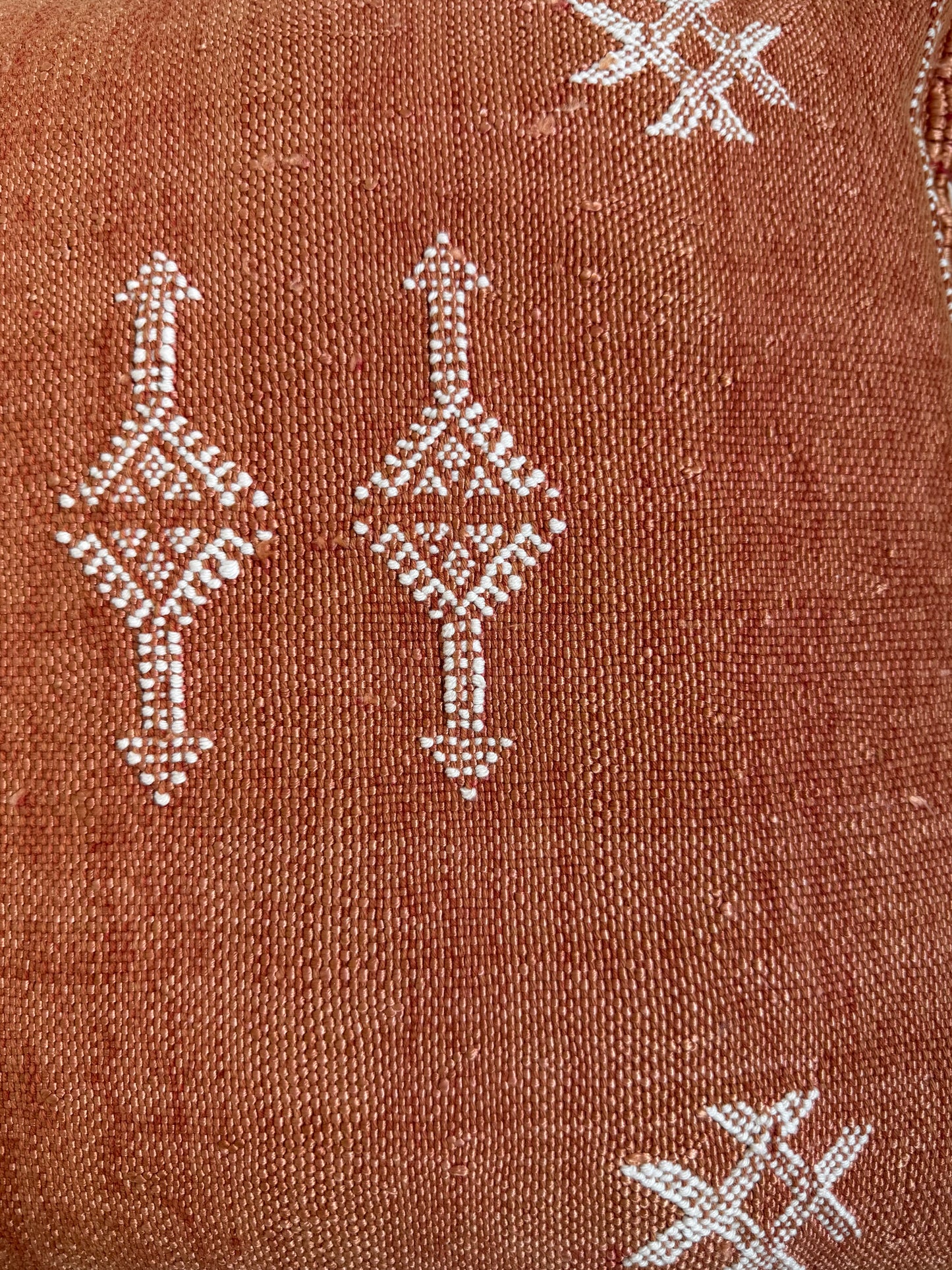 Detailfoto van het patroon van het Sabra Silk kussenhoes  No. 07 uit de Desert Collection.