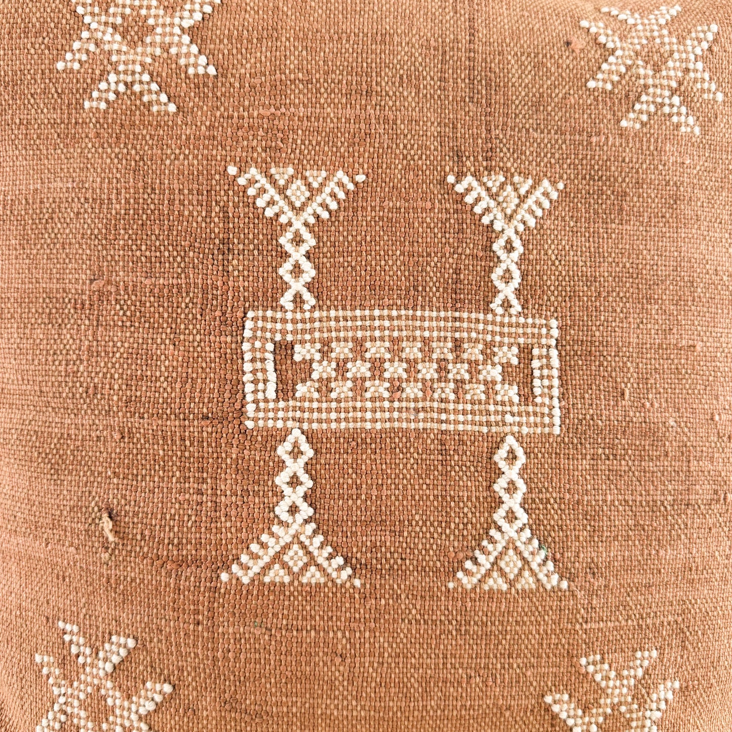Detail foto patroon van Marokkaans sabra silk kussenhoes No.03uit de Earth brown collectie
