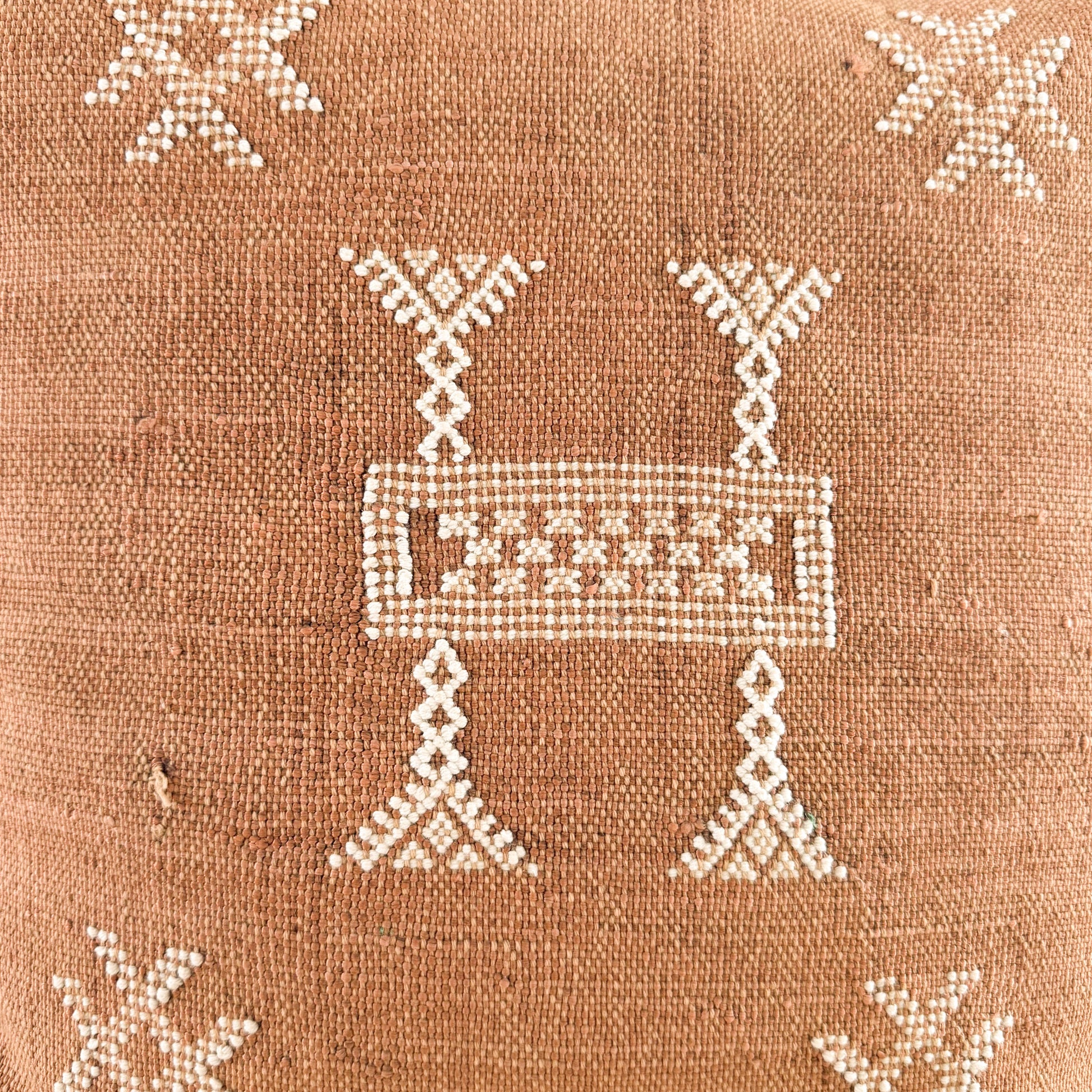 Detail foto patroon van Marokkaans sabra silk kussenhoes No.03uit de Earth brown collectie